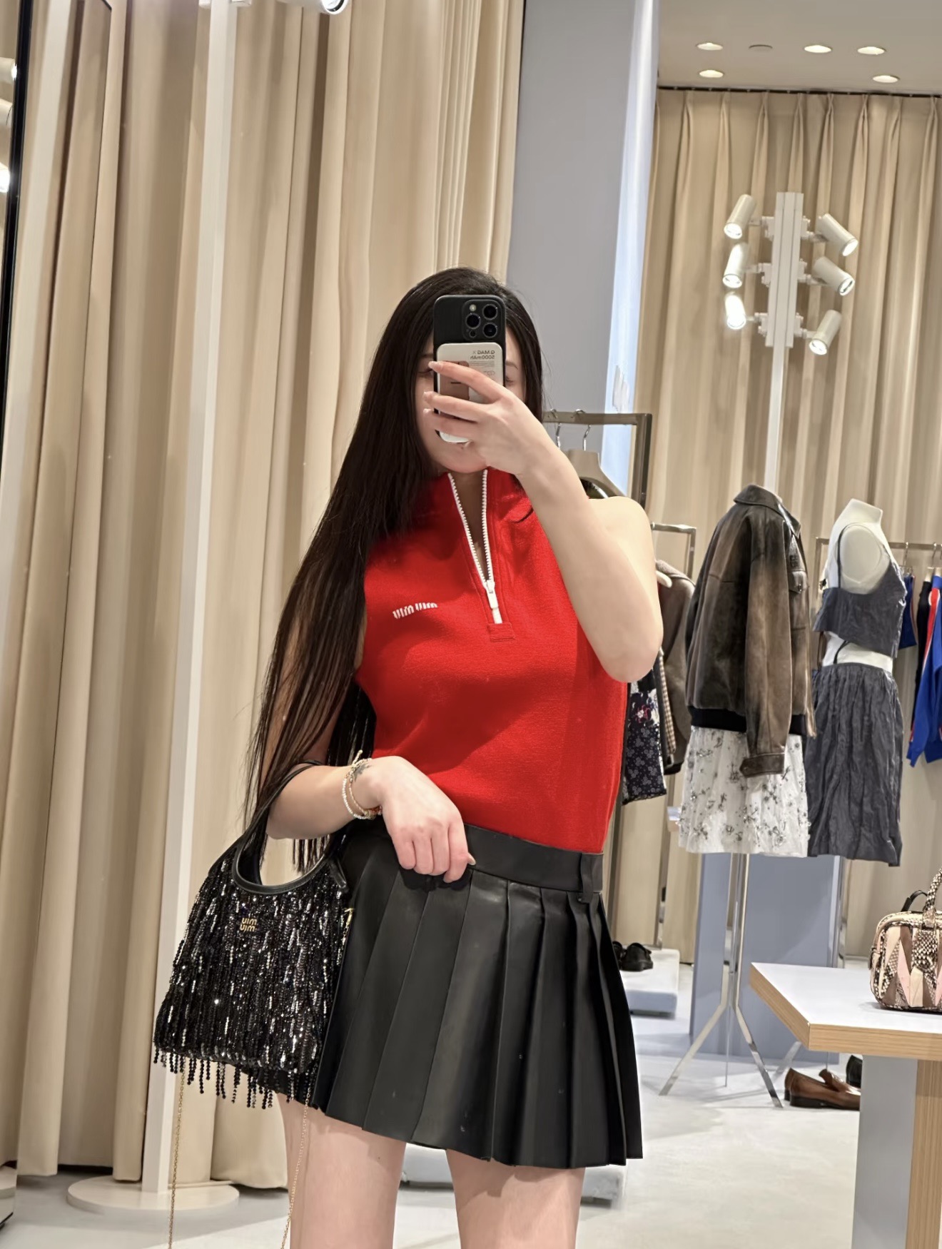 Жилет женский в стиле Miu Miu из трикотажа красного цвета на молнии