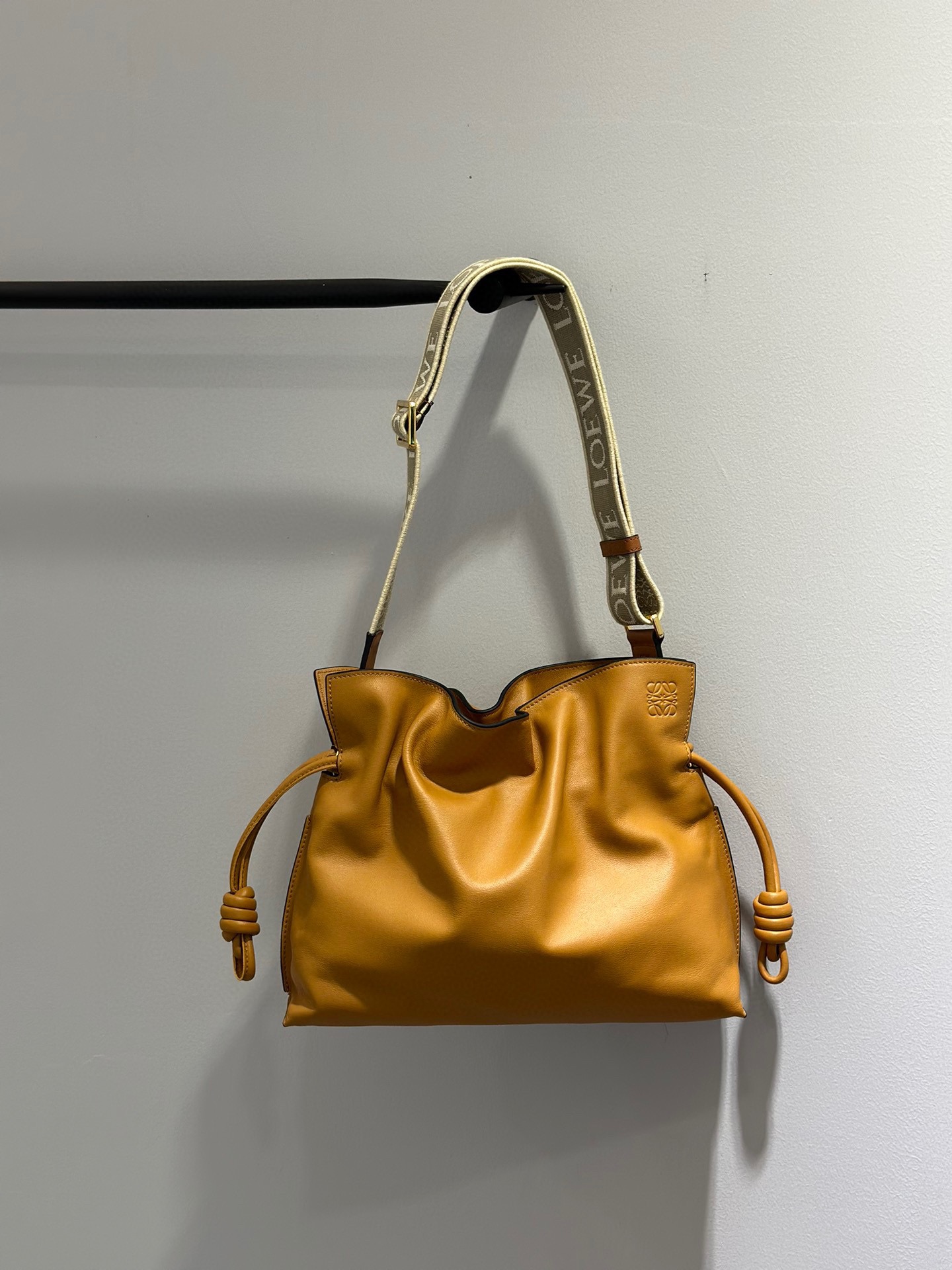 Сумка женская в стиле Loewe Flamenco  золотисто-жёлтого цвета