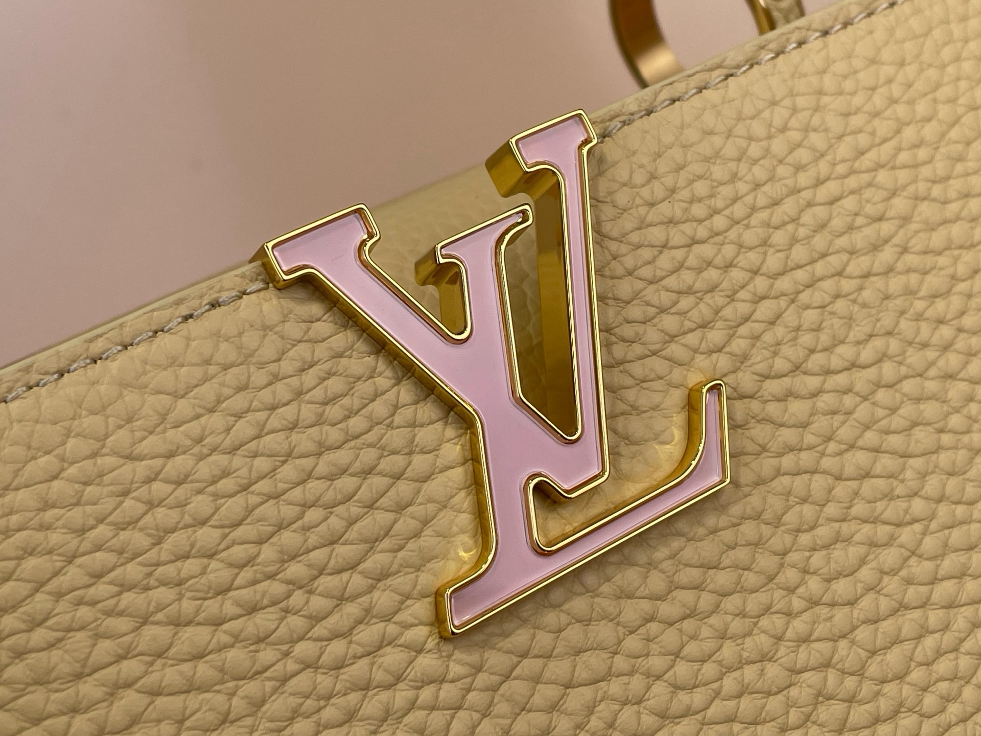 Сумка женская Louis Vuitton Capucines Mini жёлтого цвета