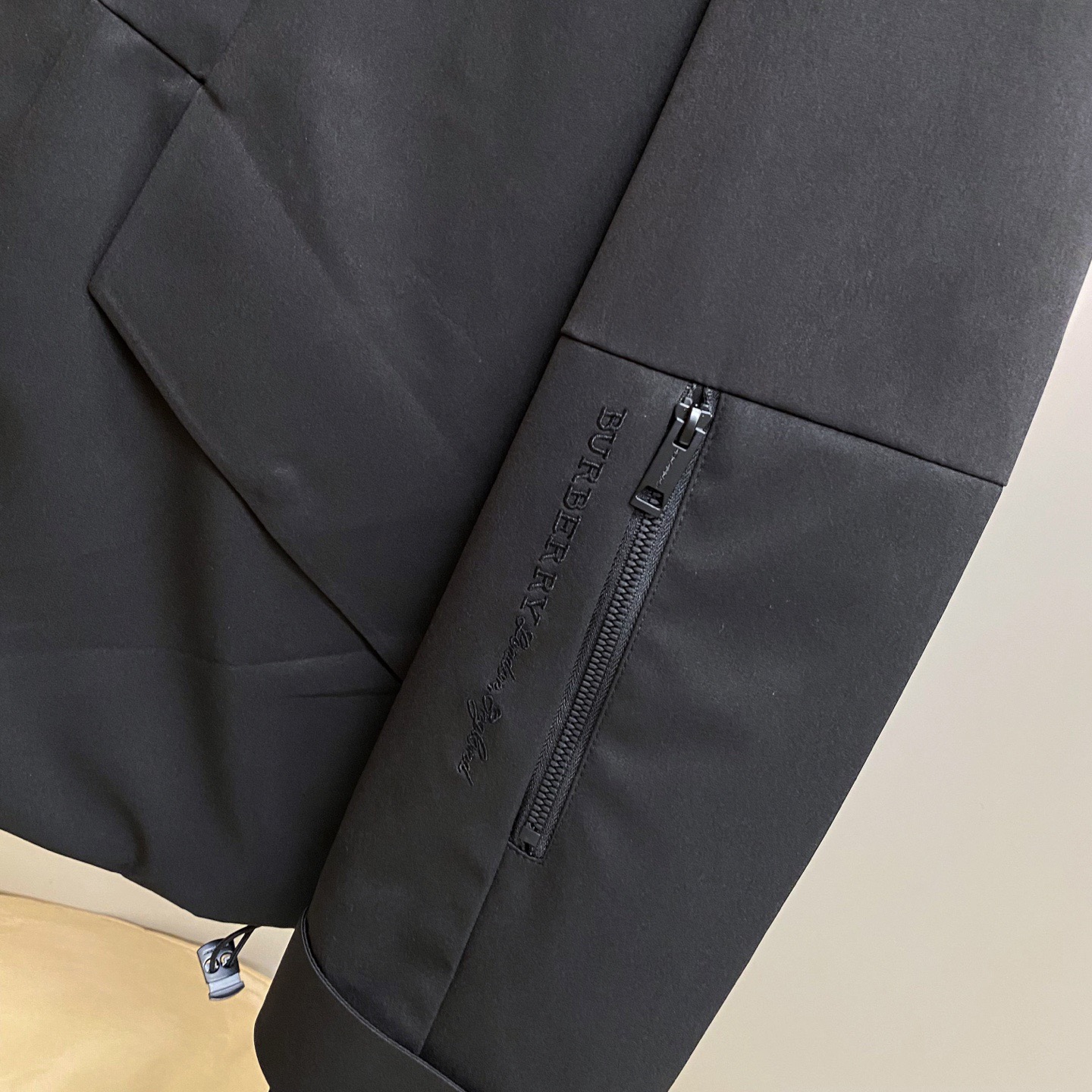 Куртка пуховая мужская Burberry чёрного цвета с натуральным пухом и снегозащитной юбкой