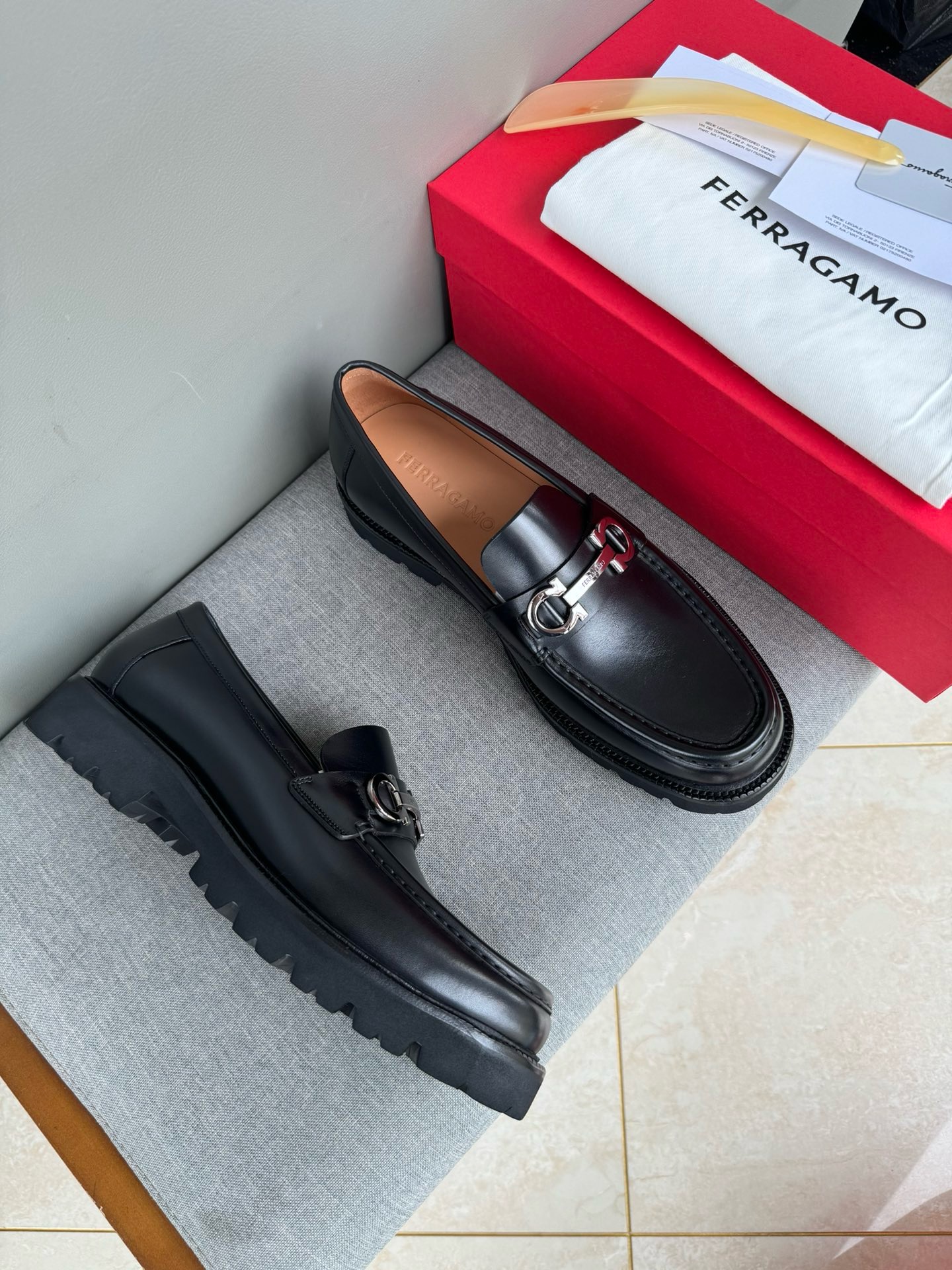 Лоферы мужские в стиле Salvatore Ferragamo с металлической пряжкой чёрного цвета