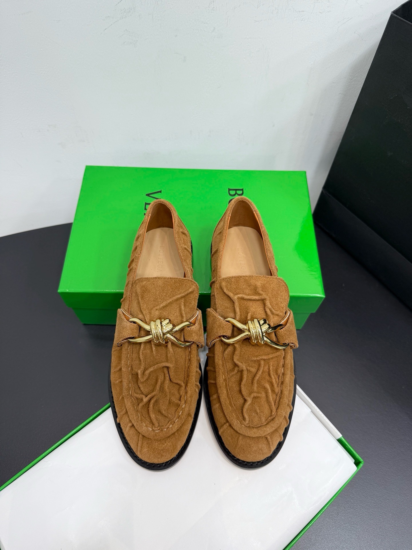 Лоферы женские в стиле Bottega Veneta Astaire с металлическим декором бежевого цвета