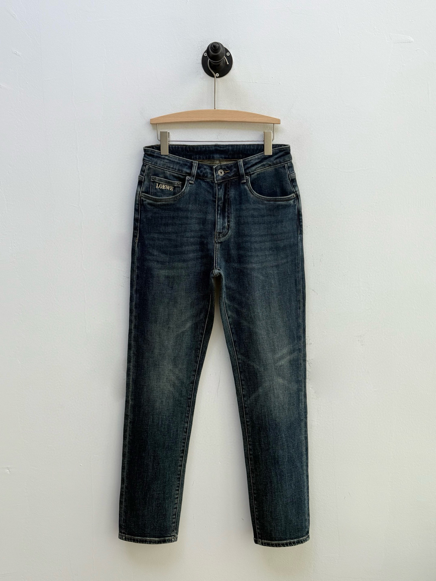Джинсы мужские в стиле Loewe Loe из плотного хлопкового денима синего цвета