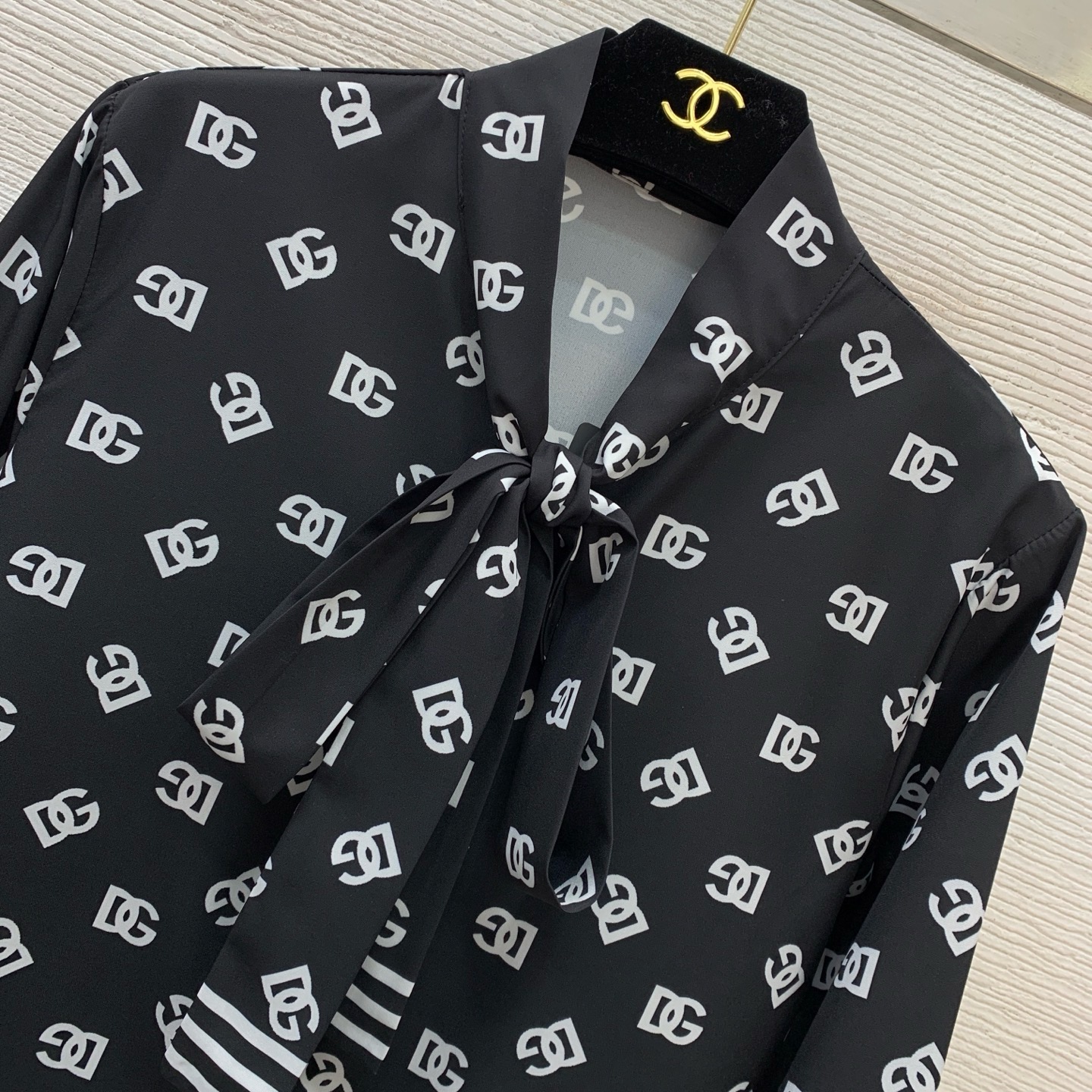Костюм женский Dolce&Gabbana чёрного цвета с принтом DG