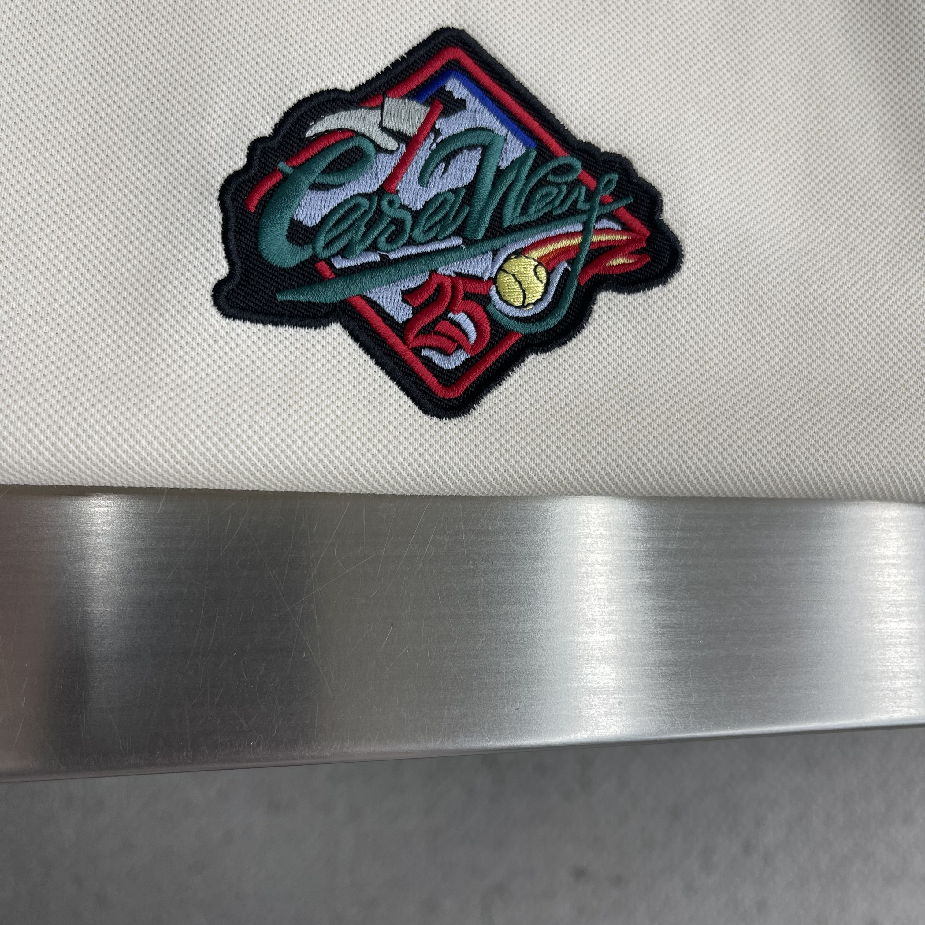 Поло мужское в стиле Casablanca из хлопка молочного цвета с вышивкой и молнией