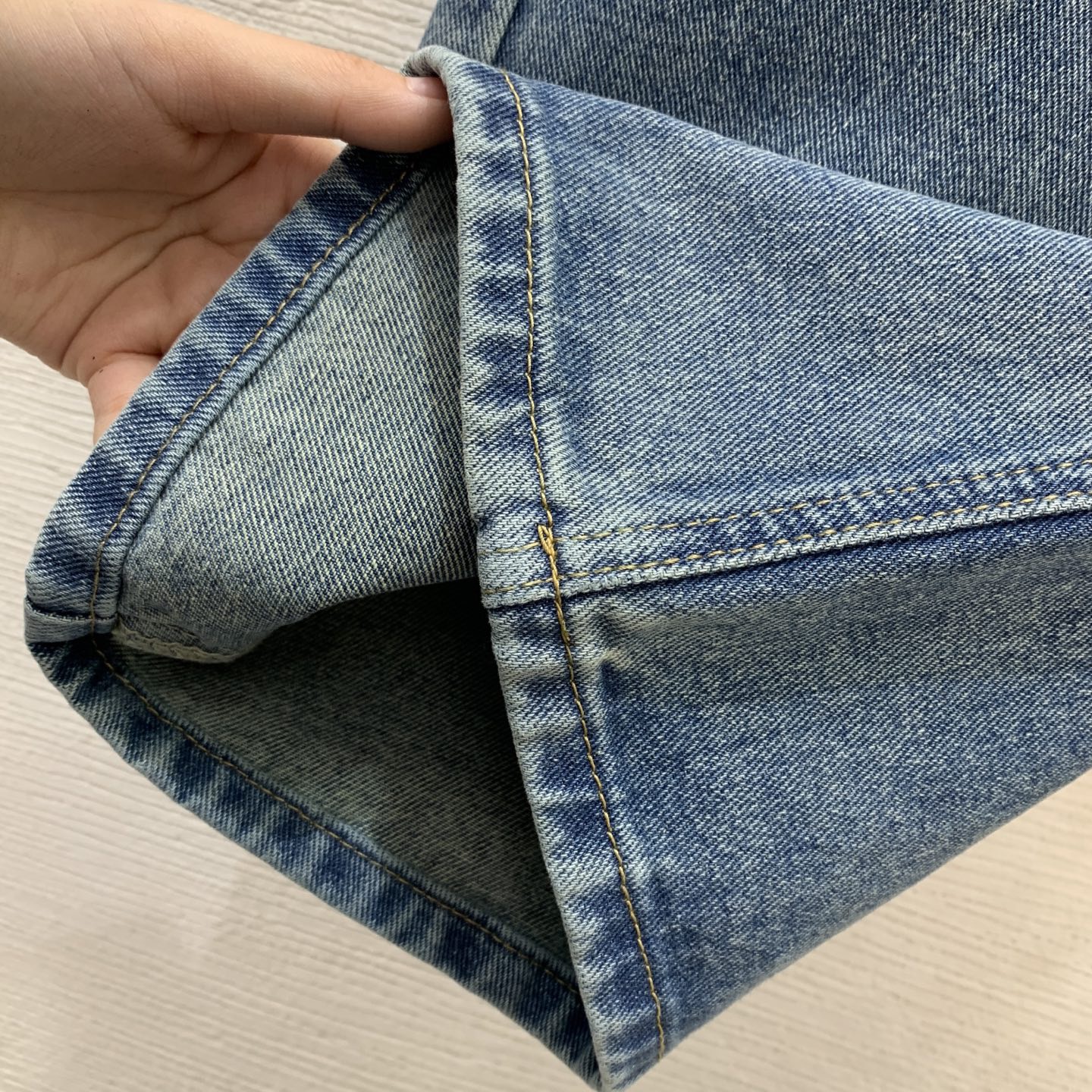 Джинсы женские в стиле Loewe синего цвета прямого кроя с декоративной вышивкой