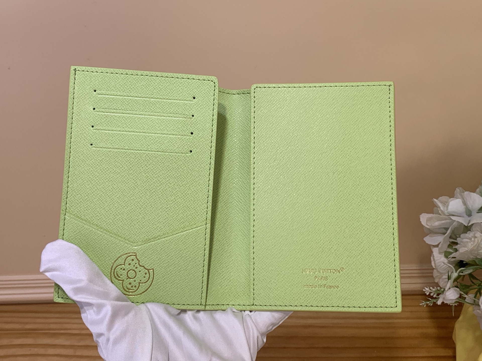 Обложка унисекс для паспорта в стиле Louis Vuitton Monogram Donuts зелёного цвета