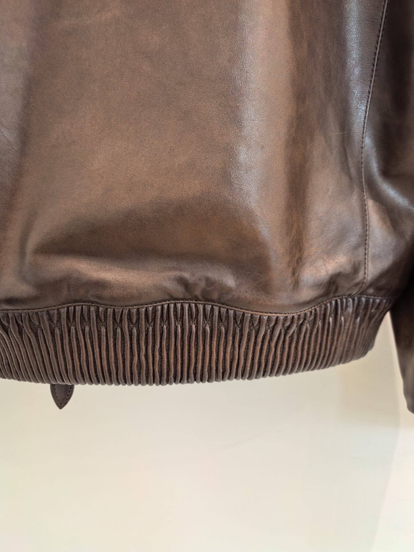 Куртка мужская в стиле Berluti из натуральной кожи коричневого цвета с капюшоном