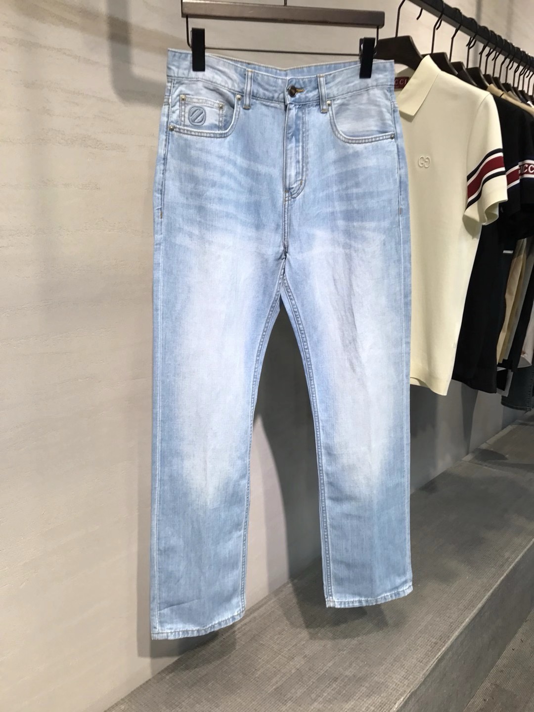 Джинсы мужские в стиле Zegna светло-голубого цвета прямого кроя