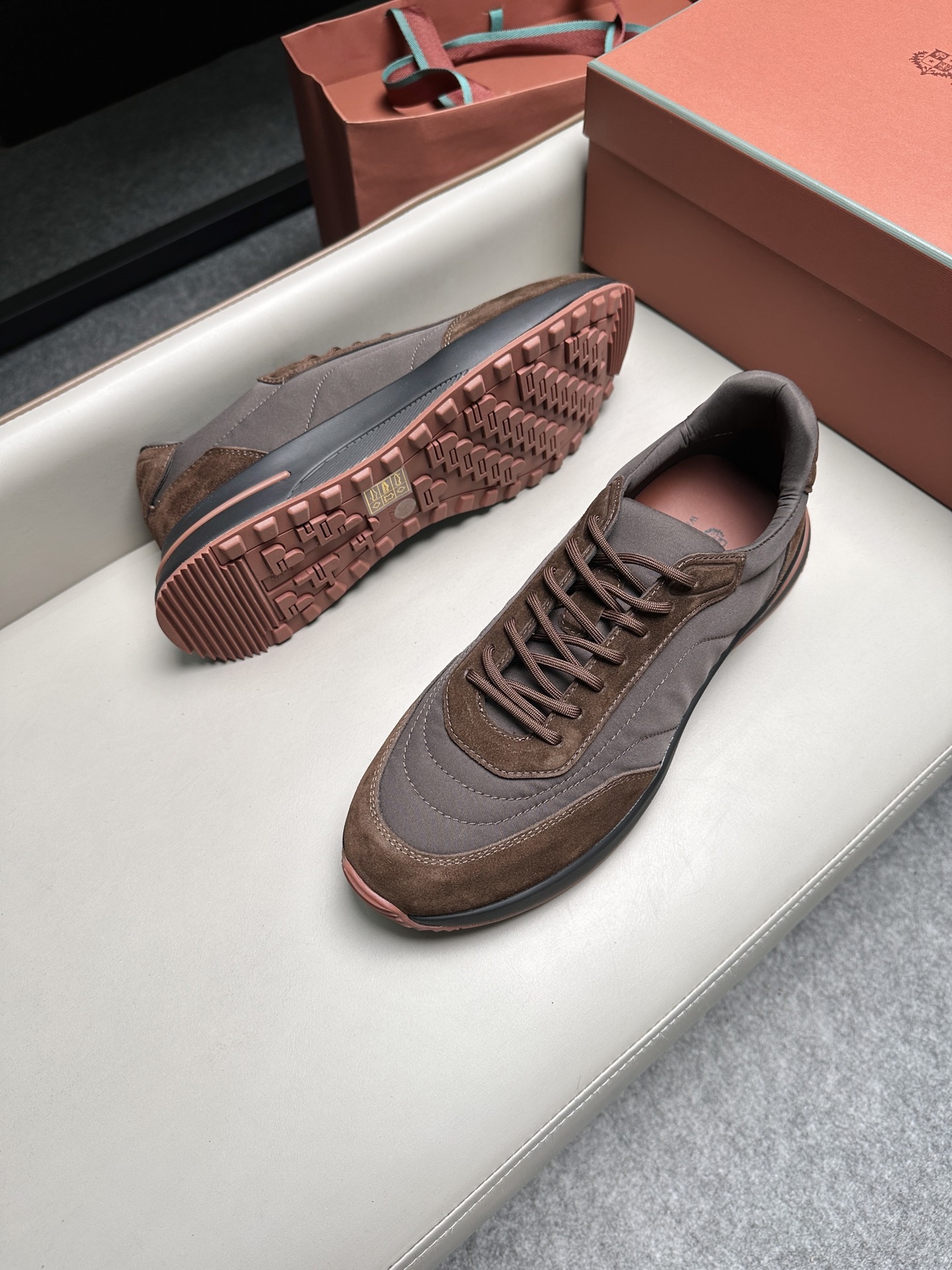 Кроссовки мужские в стиле Loro Piana коричневого цвета