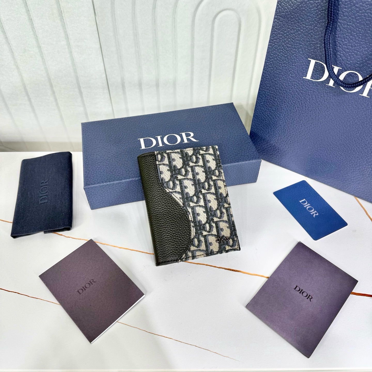Обложка для паспорта мужская Dior бежево-чёрного цвета