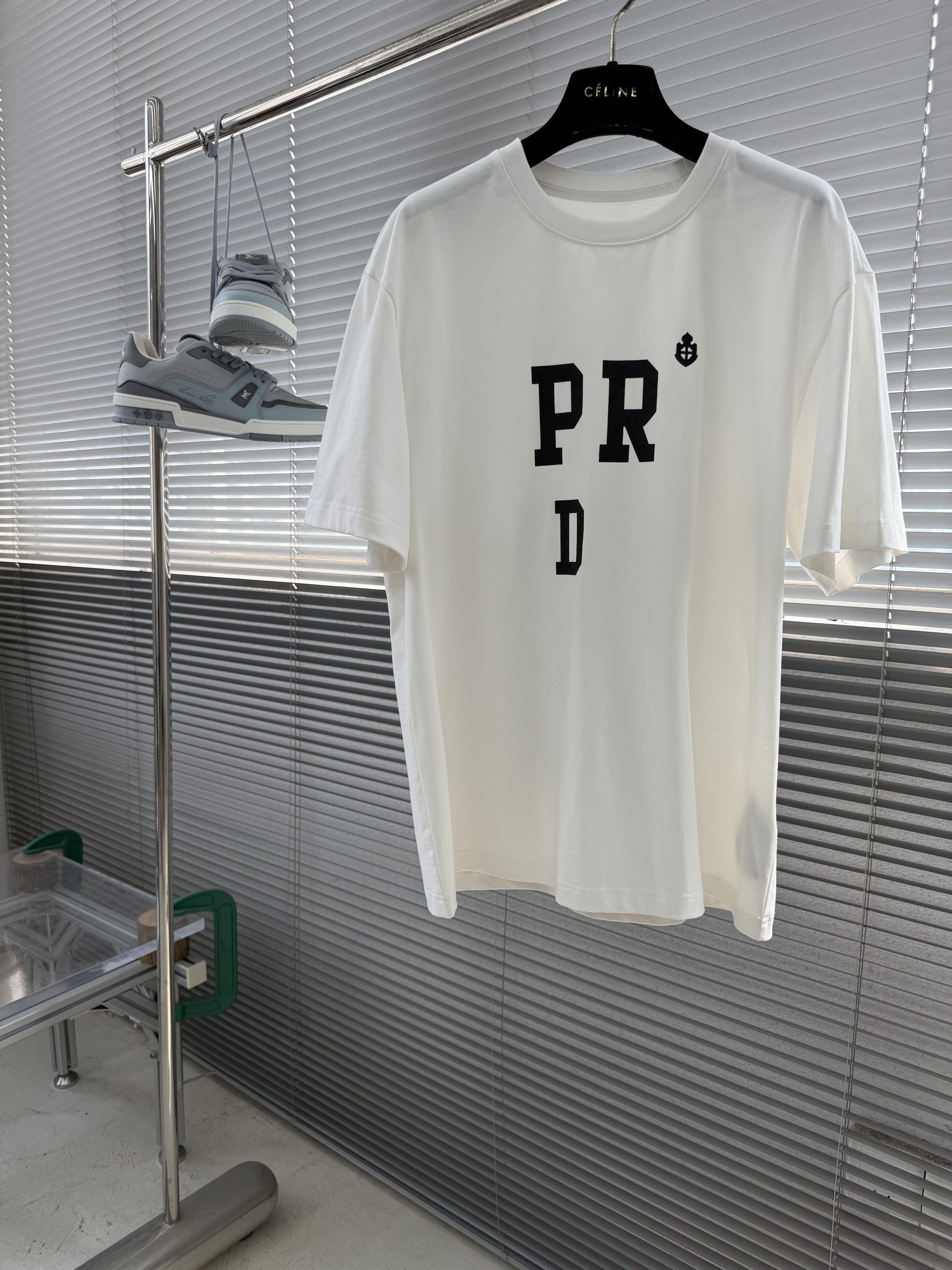 Футболка Prada белого цвета с буквенным принтом
