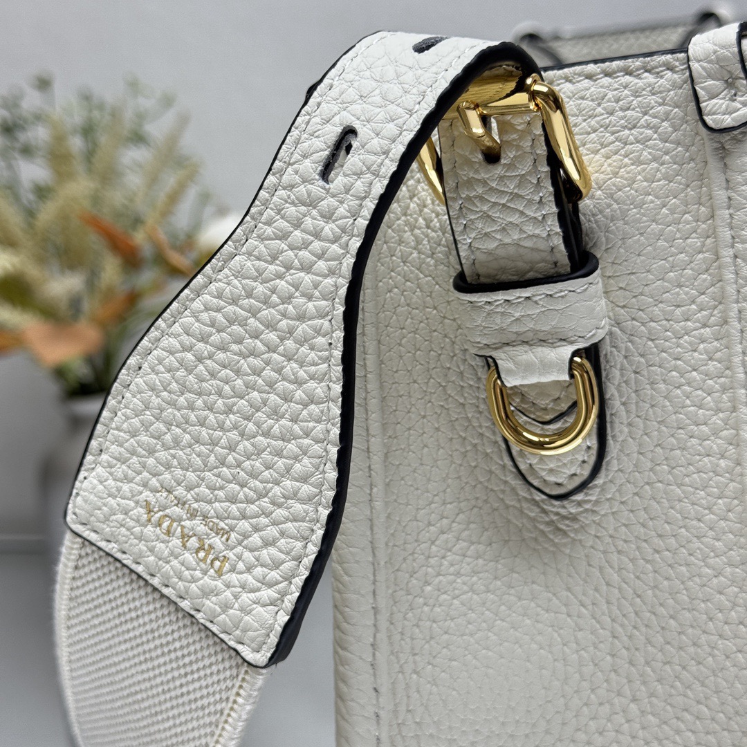 Сумка женская в стиле Prada tote белого цвета с плечевым ремнём (30×28×12 см)