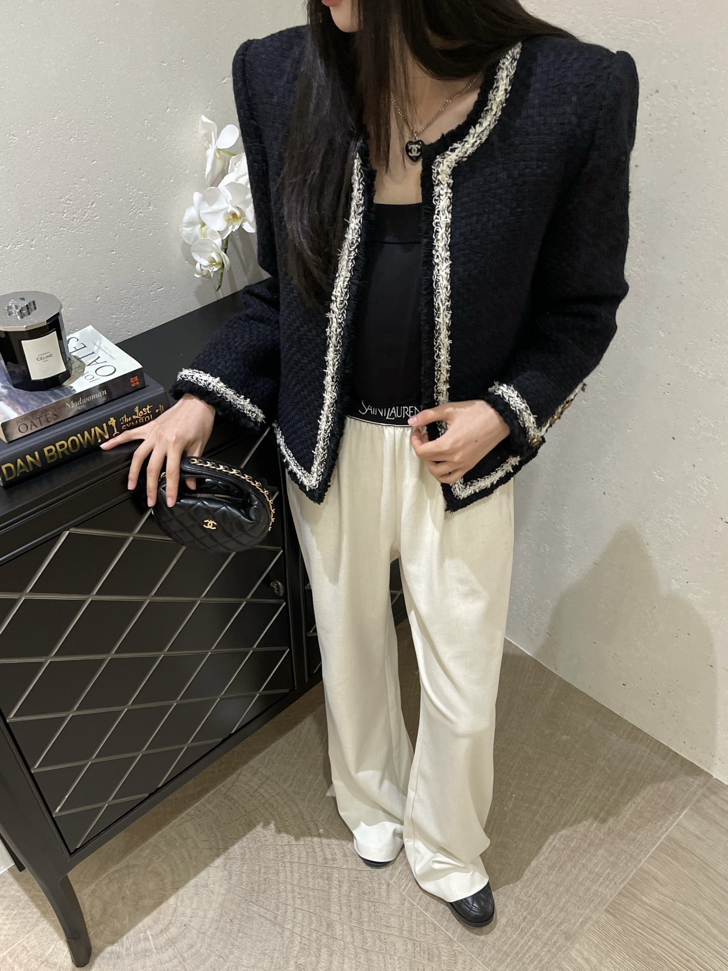 Брюки женские в стиле Saint Laurent молочного цвета с логотипом на поясе