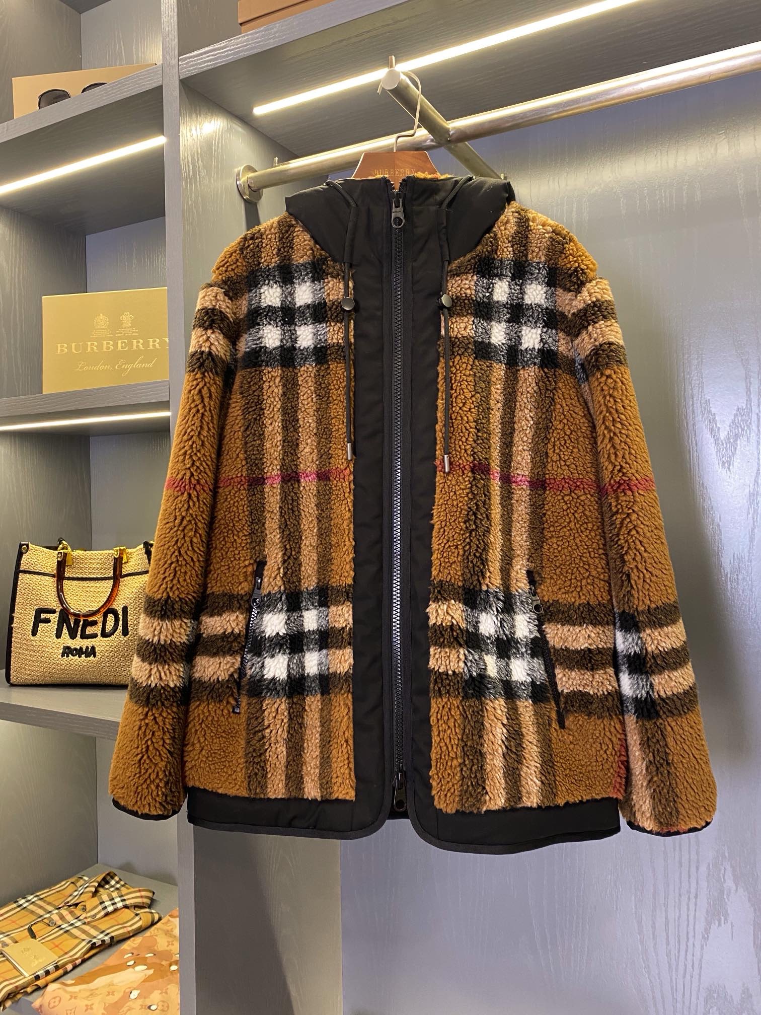 Куртка женская в стиле Burberry чёрно-коричневого цвета