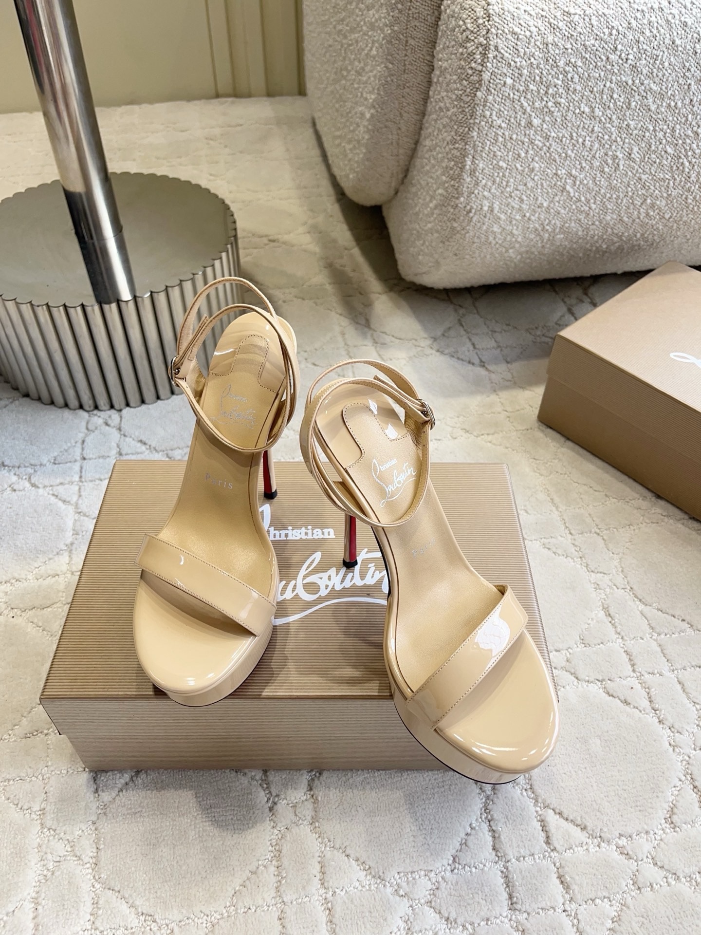 Босоножки женские в стиле Christian Louboutin So Kate на платформе бежевого цвета