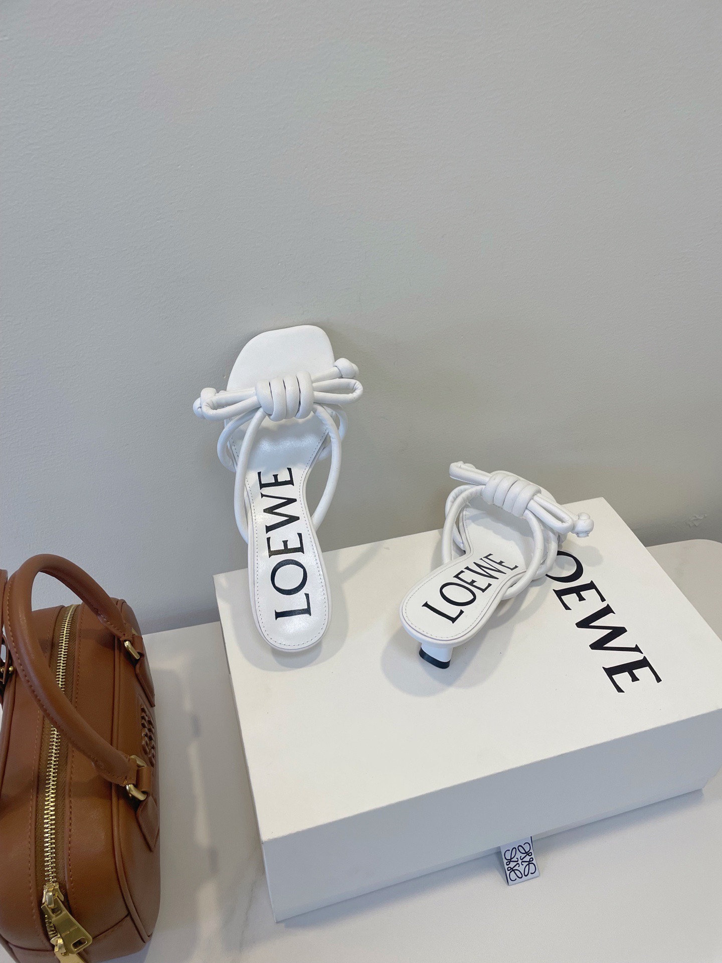 Мюли женские в стиле Loewe с узлом белого цвета