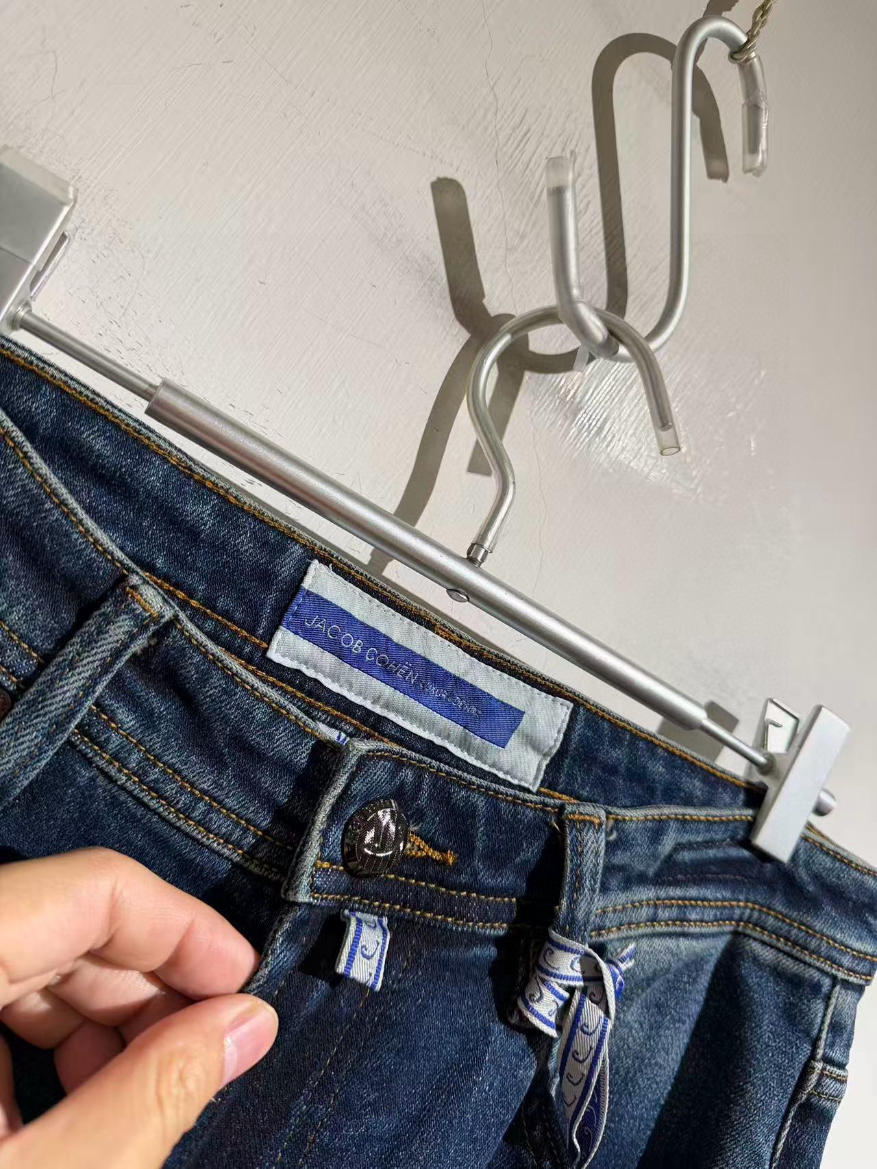 Джинсы мужские в стиле Jacob Cohen из денима синего цвета с прямым кроем