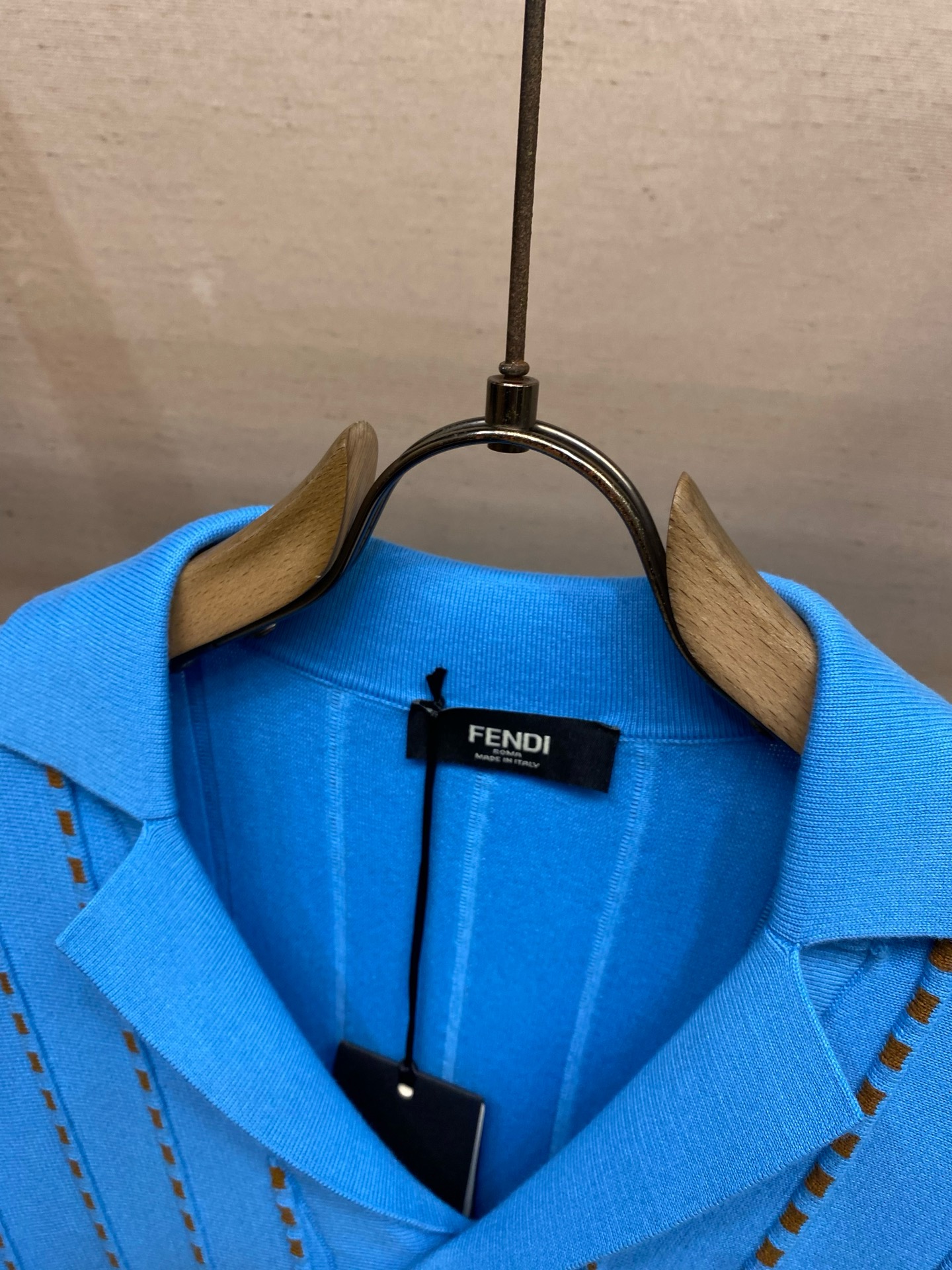 Поло мужское в стиле Fendi голубого цвета с V-образным вырезом