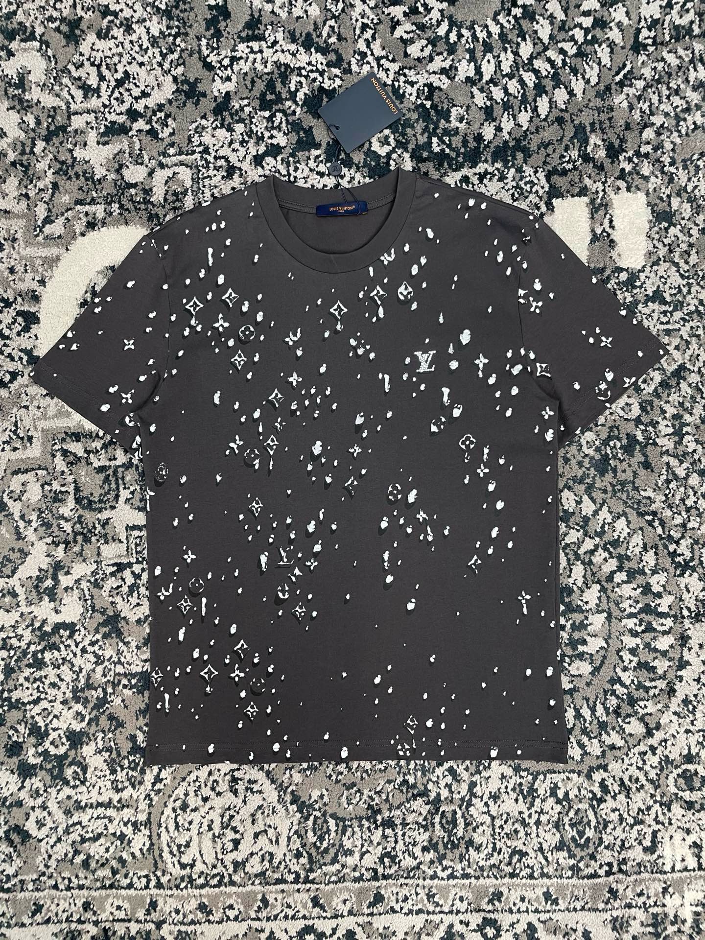 Футболка мужская Louis Vuitton Monogram Short-Sleeved T-Shirt тёмно-серого цвета с принтом Monogram Waterdrops и декором из страз