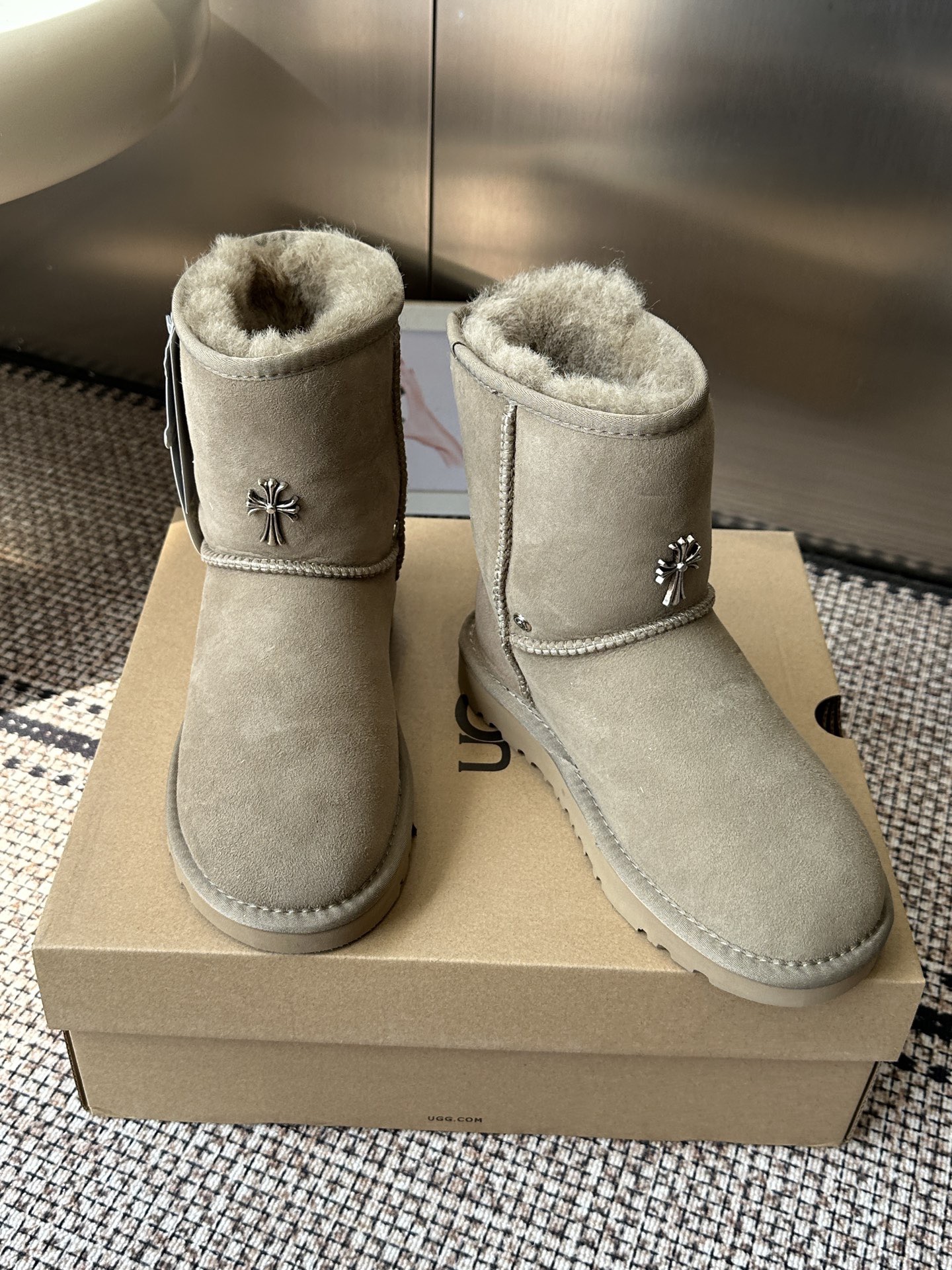 Угги женские UGG x Chrome Hearts Classic Short II бежевого цвета