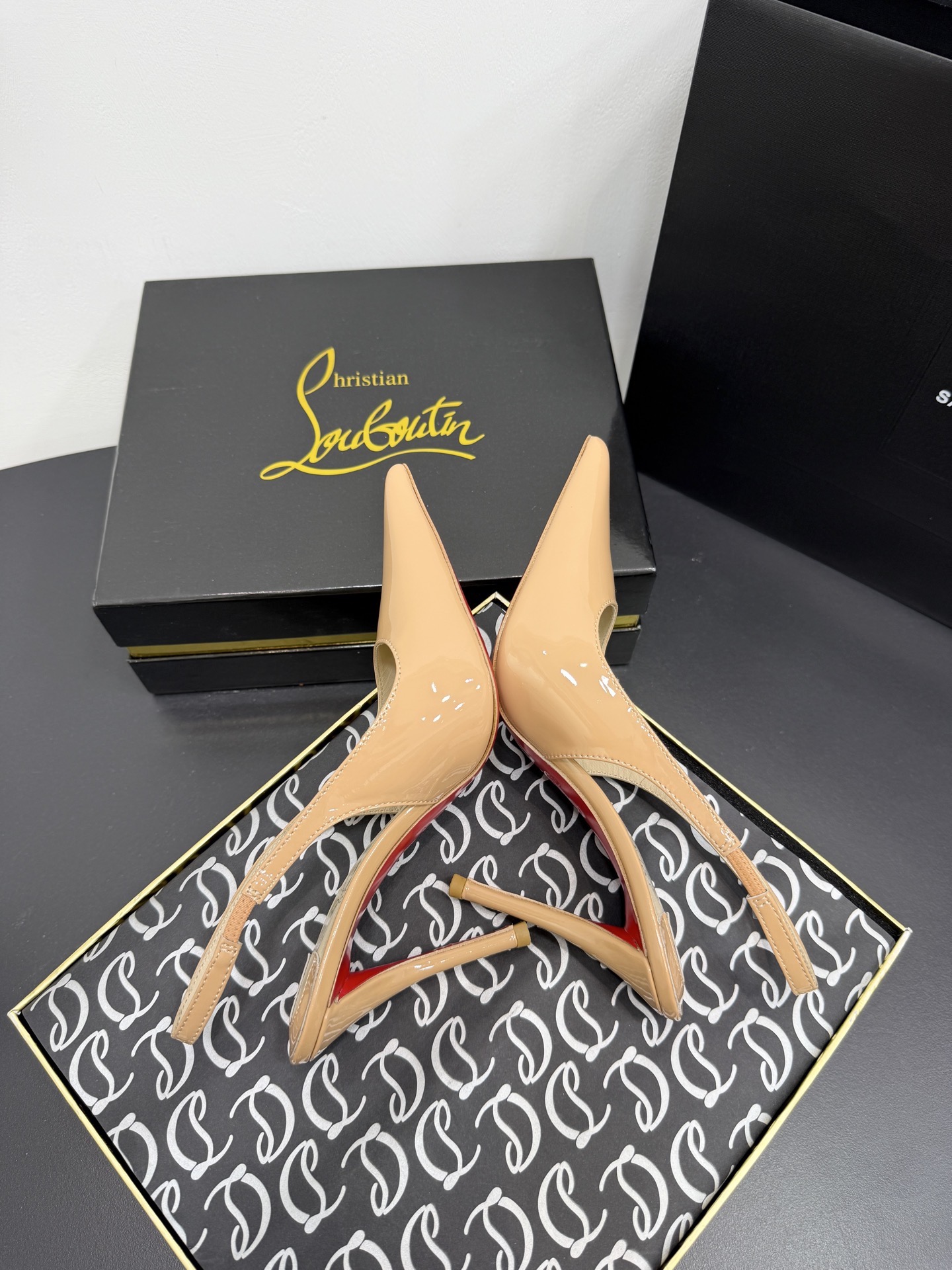 Туфли женские Christian Louboutin Miss Z бежевого цвета