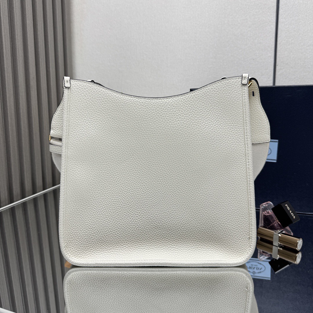 Сумка женская в стиле Prada tote белого цвета с плечевым ремнём (30×28×12 см)