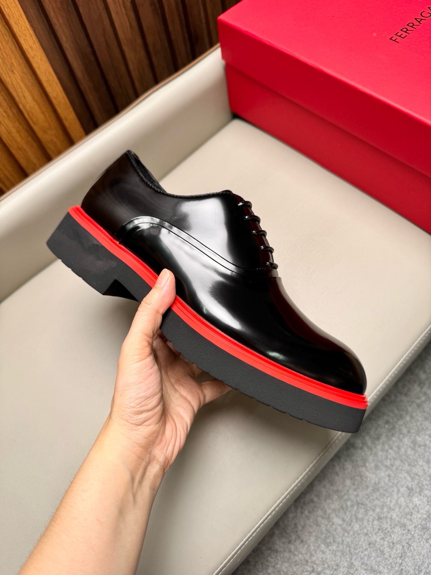 Туфли мужские в стиле Salvatore Ferragamo чёрного цвета с красной окантовкой