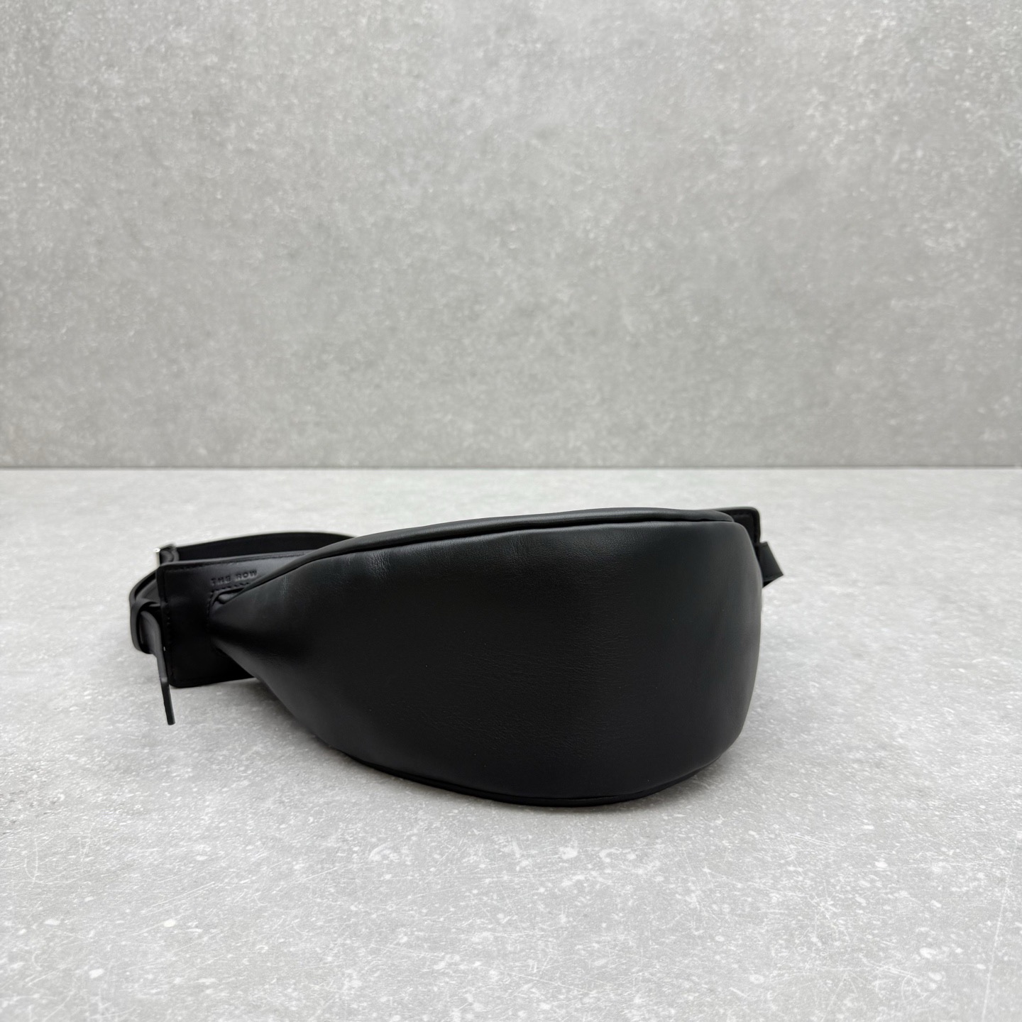 Сумка женская в стиле The Row Banana Bag из натуральной кожи черного цвета