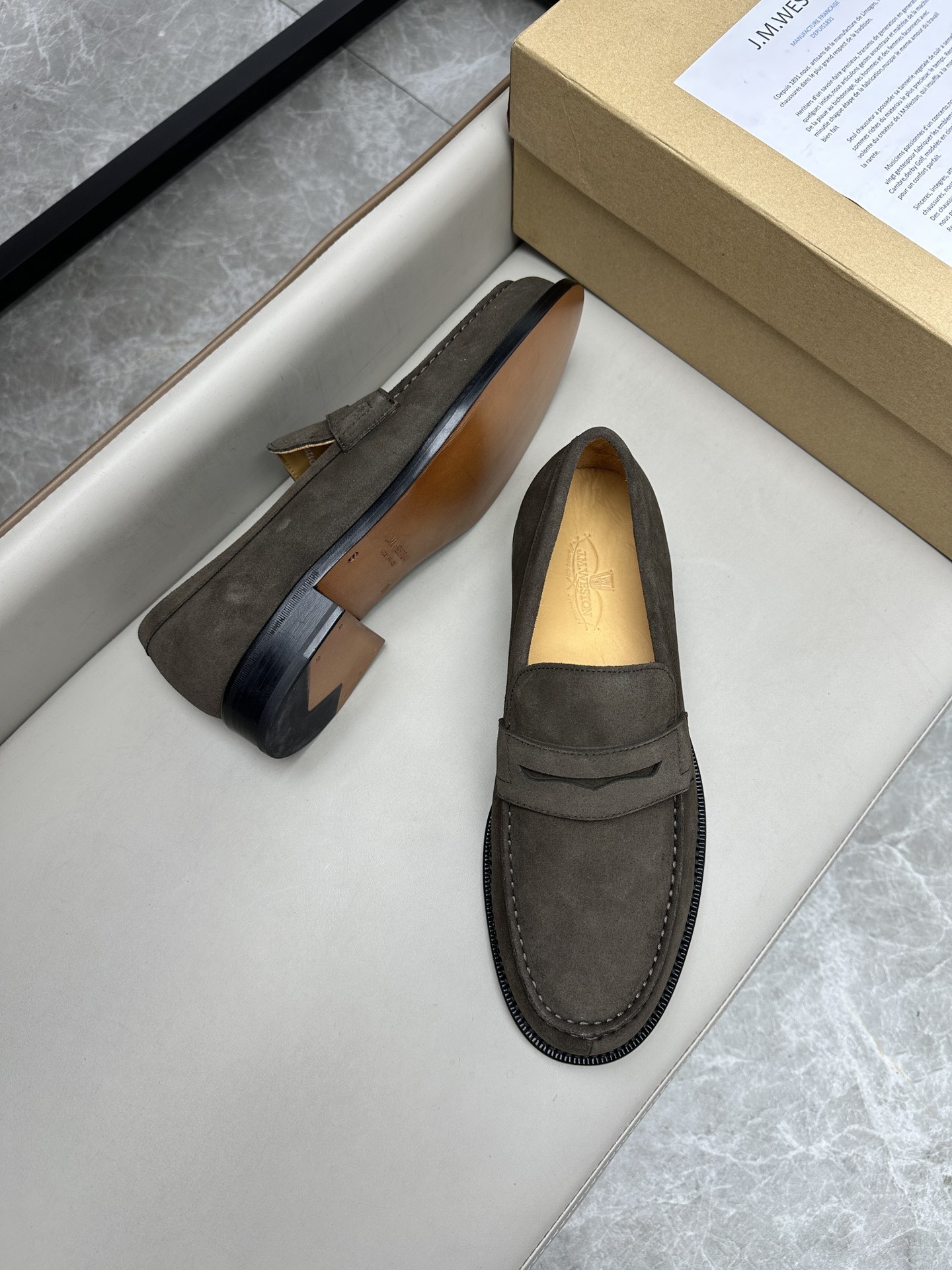 Лоферы мужские в стиле J.M. Weston из натуральной замши серого цвета