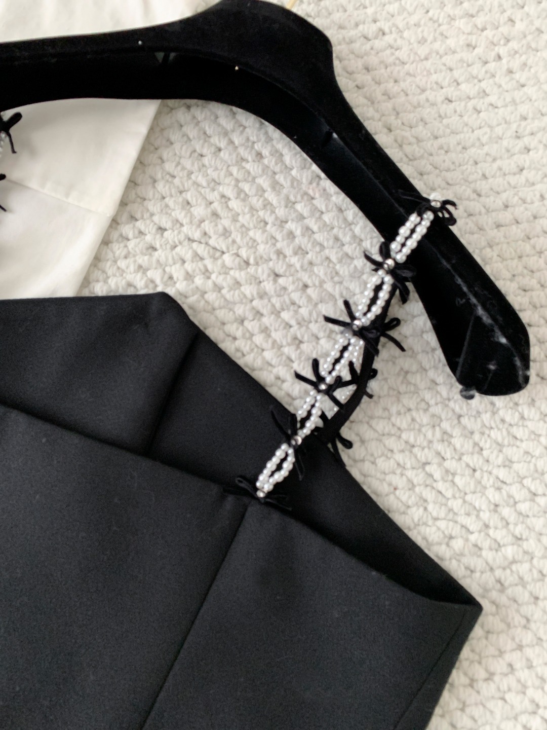 Топ-корсет женский в стиле Chanel с жемчужной отделкой и декоративными бретелями чёрного цвета