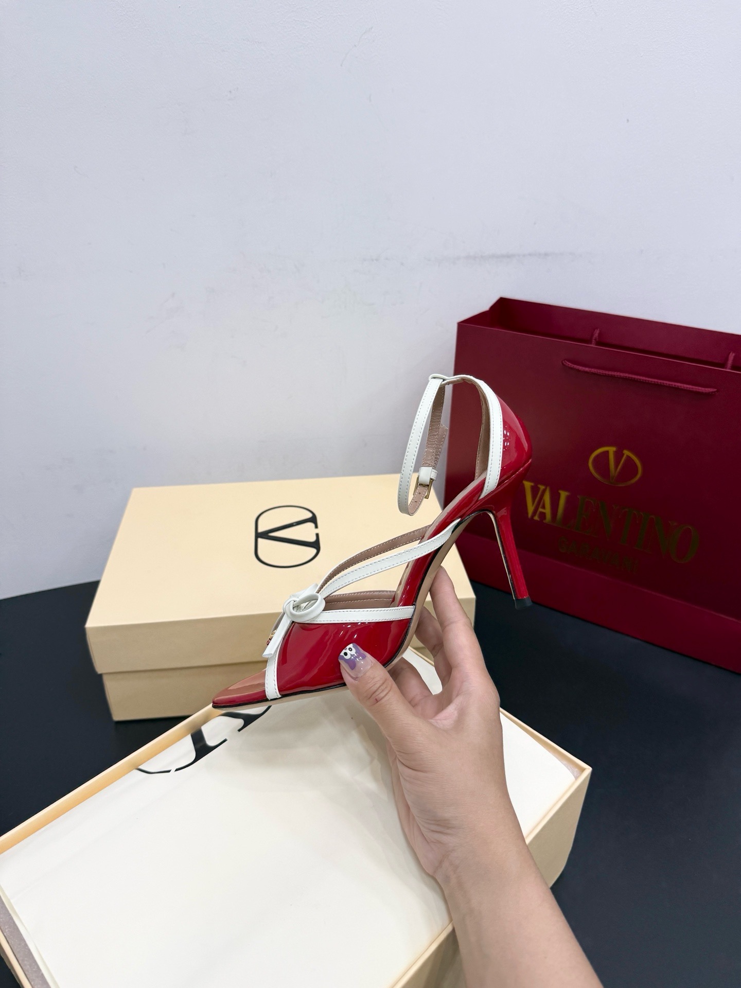 Босоножки женские в стиле Valentino Garavani красного цвета