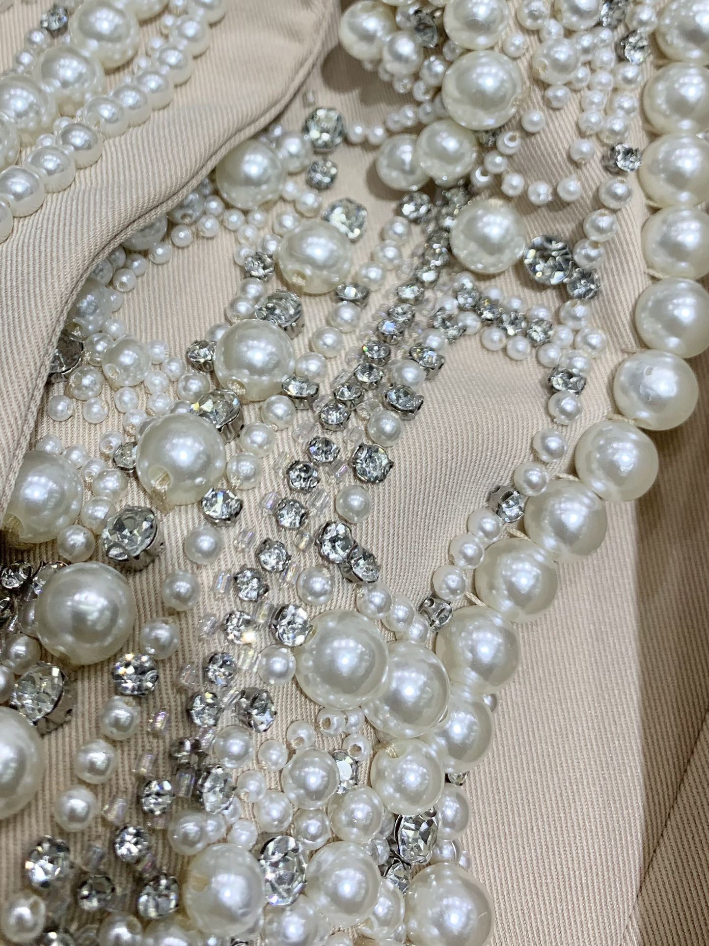 Жакет женский в стиле Balmain из плотной костюмной ткани бежевого цвета с ручной жемчужной вышивкой