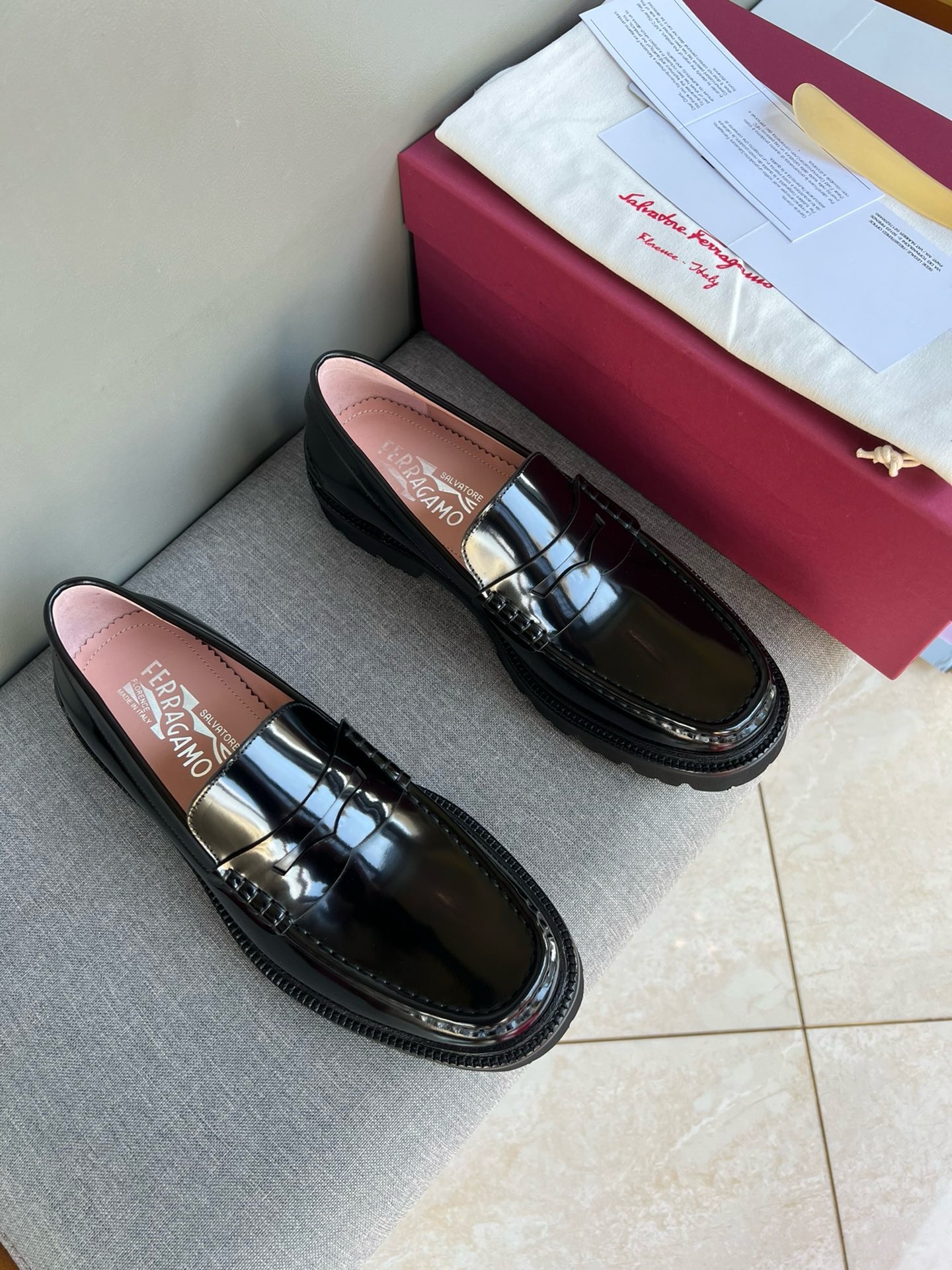 Лоферы мужские в стиле Salvatore Ferragamo из натуральной кожи черного цвета