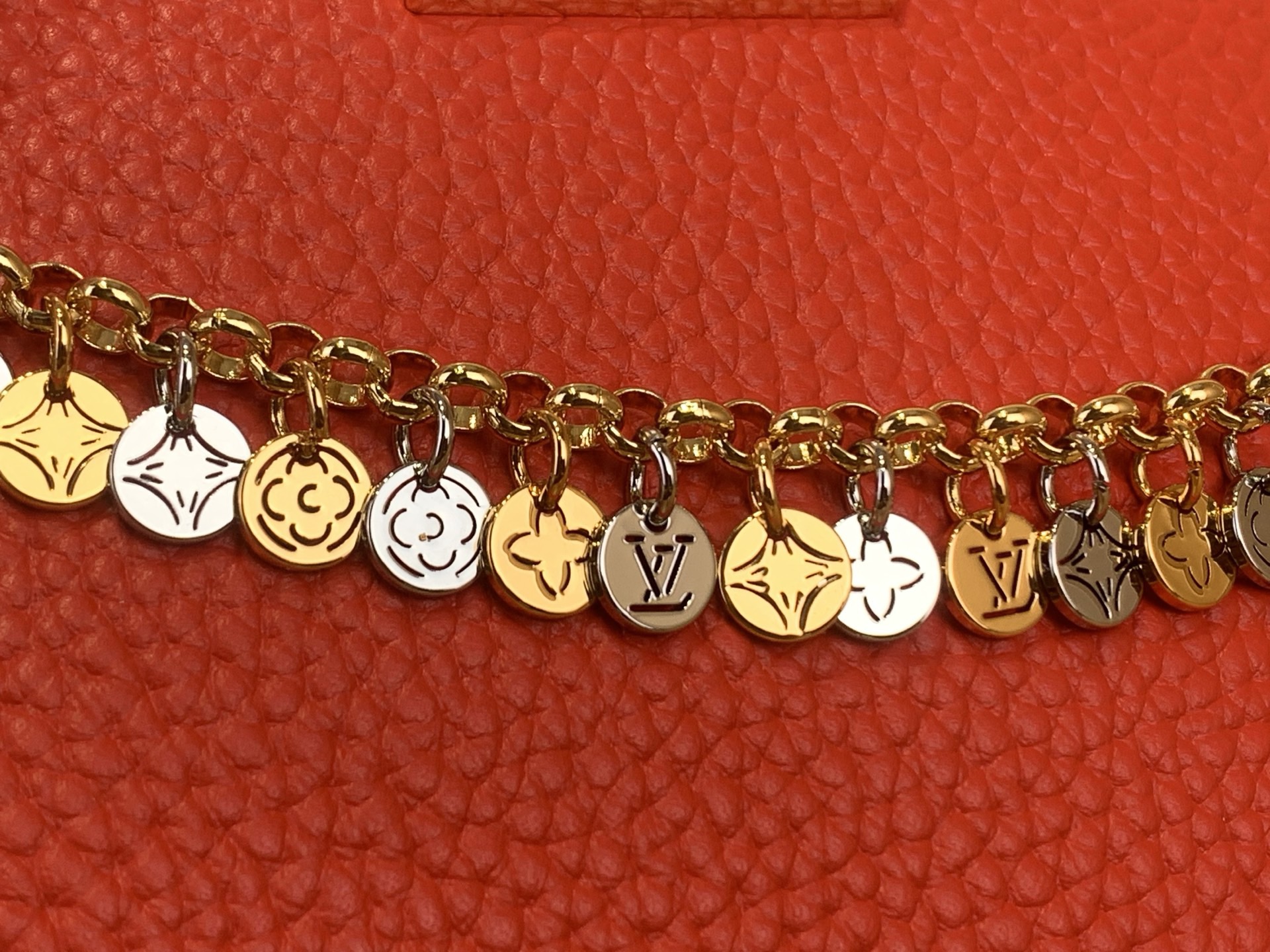 Сумка женская в стиле Louis Vuitton Capucines Mini Confetti красная с декоративной цепочкой