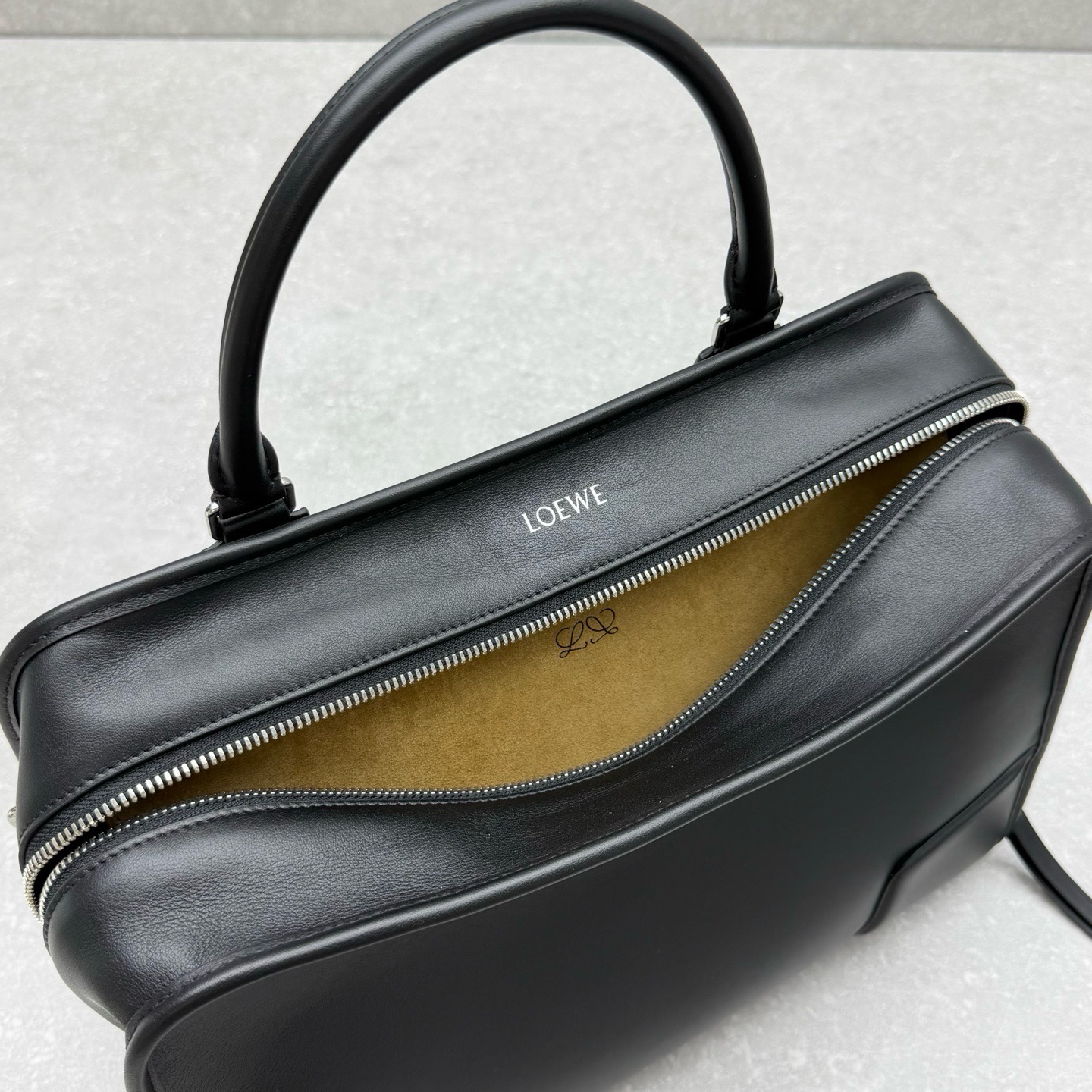 Сумка Loewe Amazona 180 чёрного цвета
