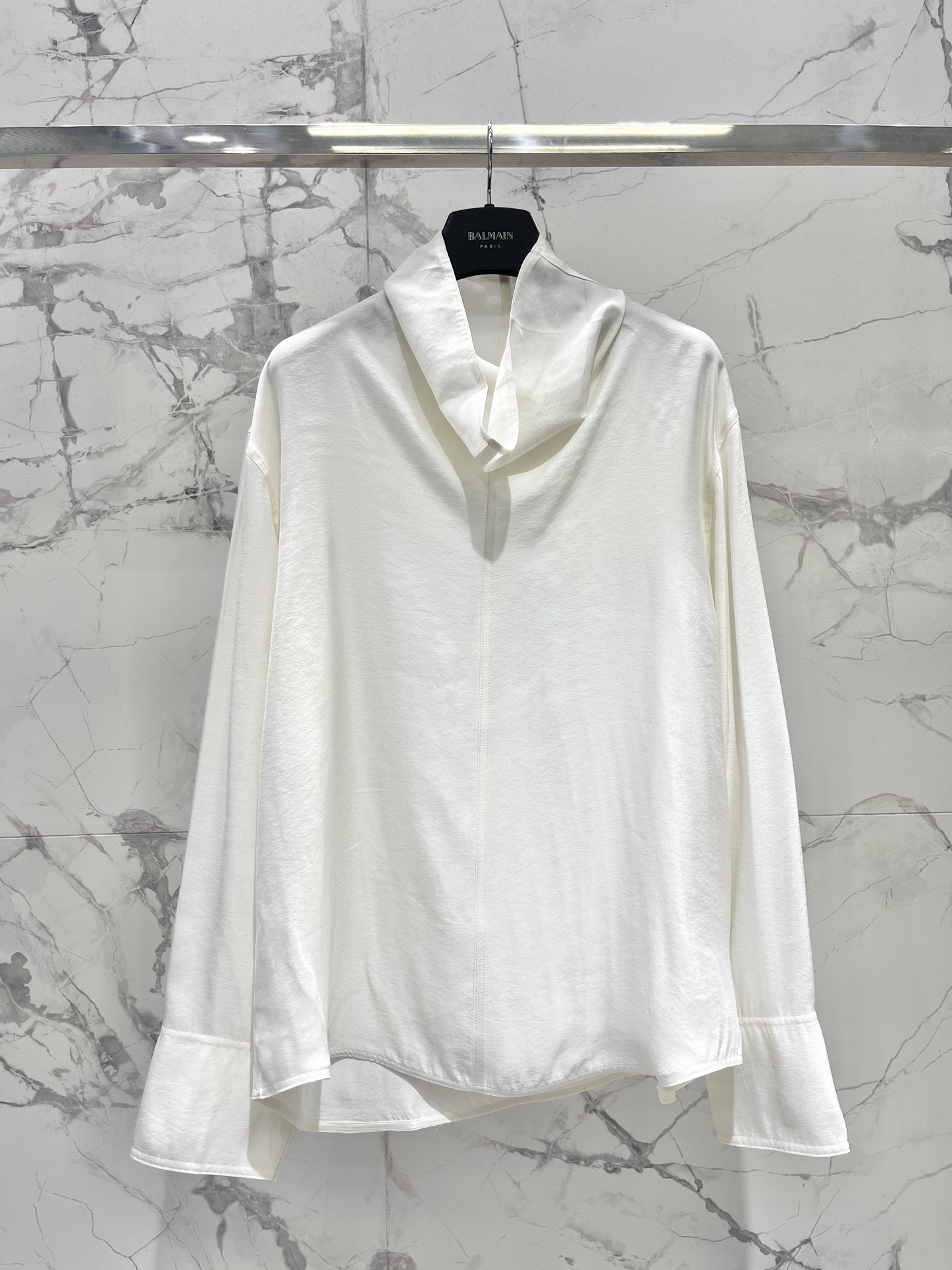 Блуза женская в стиле Balmain из гладкого текстиля белого цвета с драпированным воротником