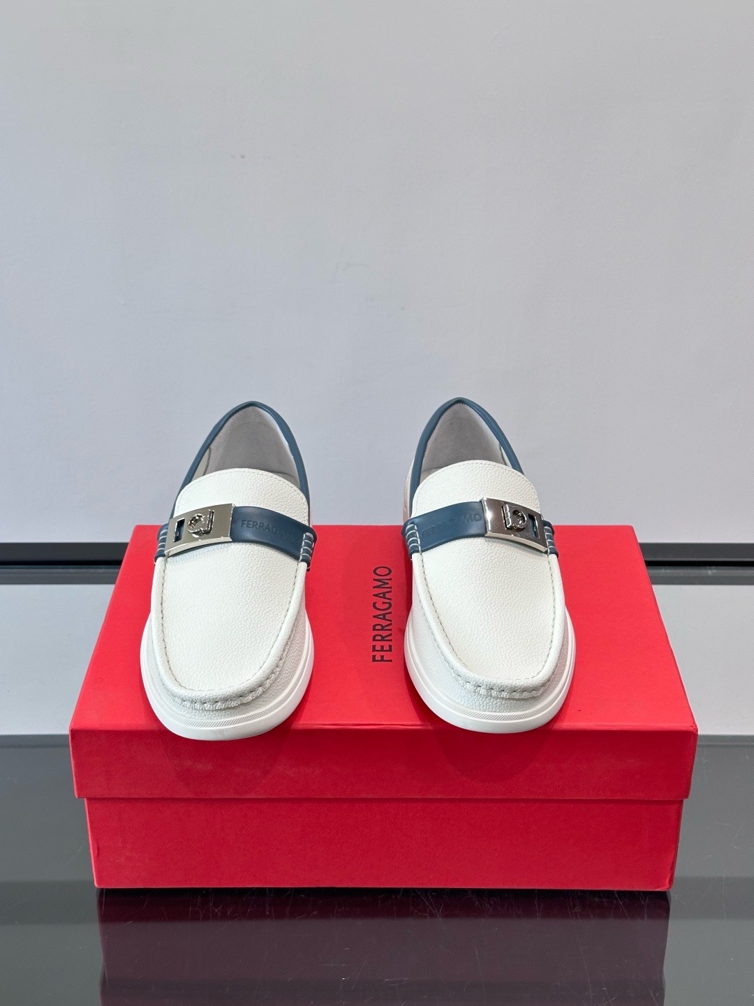Лоферы мужские в стиле Ferragamo Gancini белого цвета с синей окантовкой