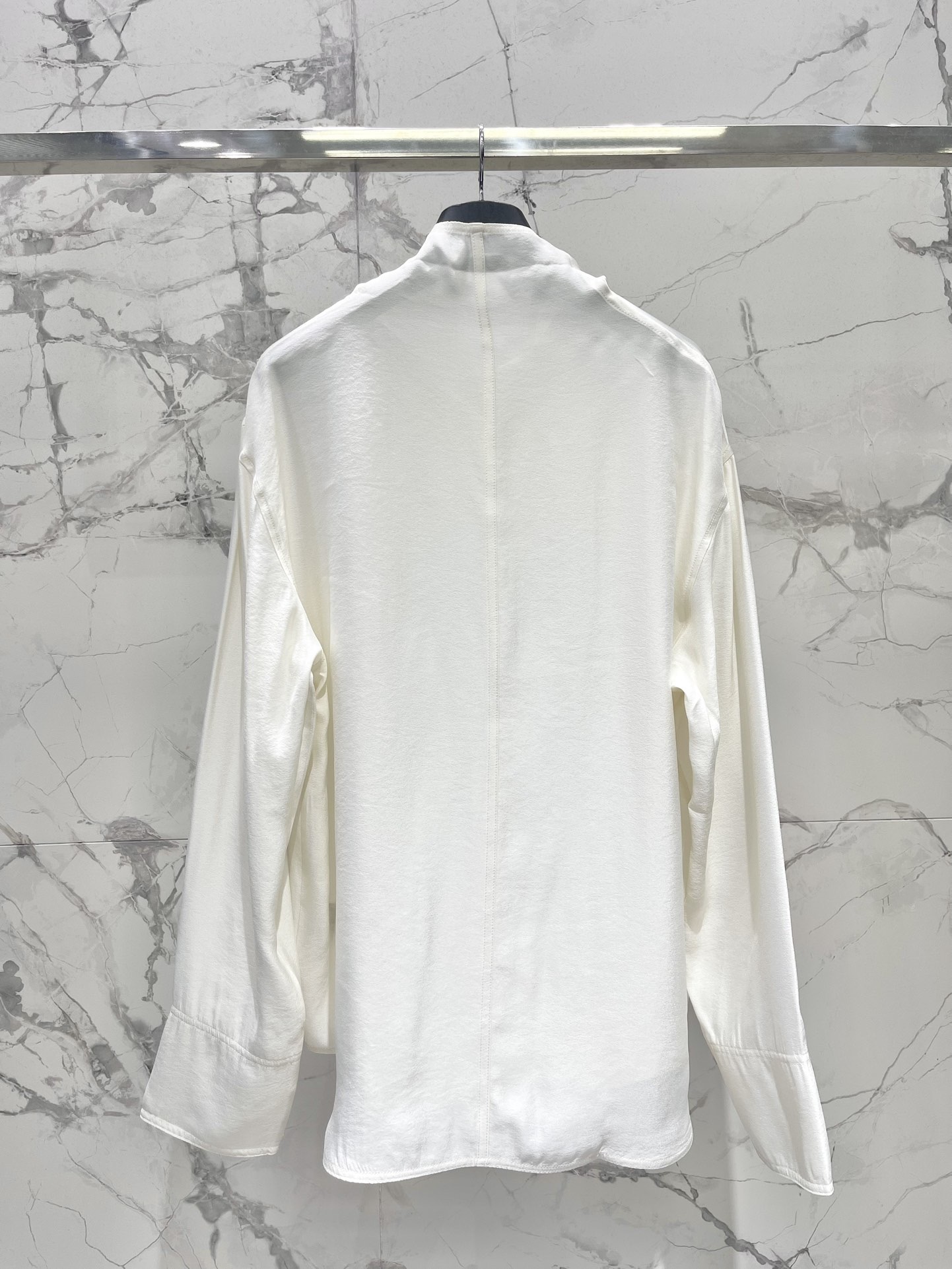 Блуза женская в стиле Balmain из гладкого текстиля белого цвета с драпированным воротником