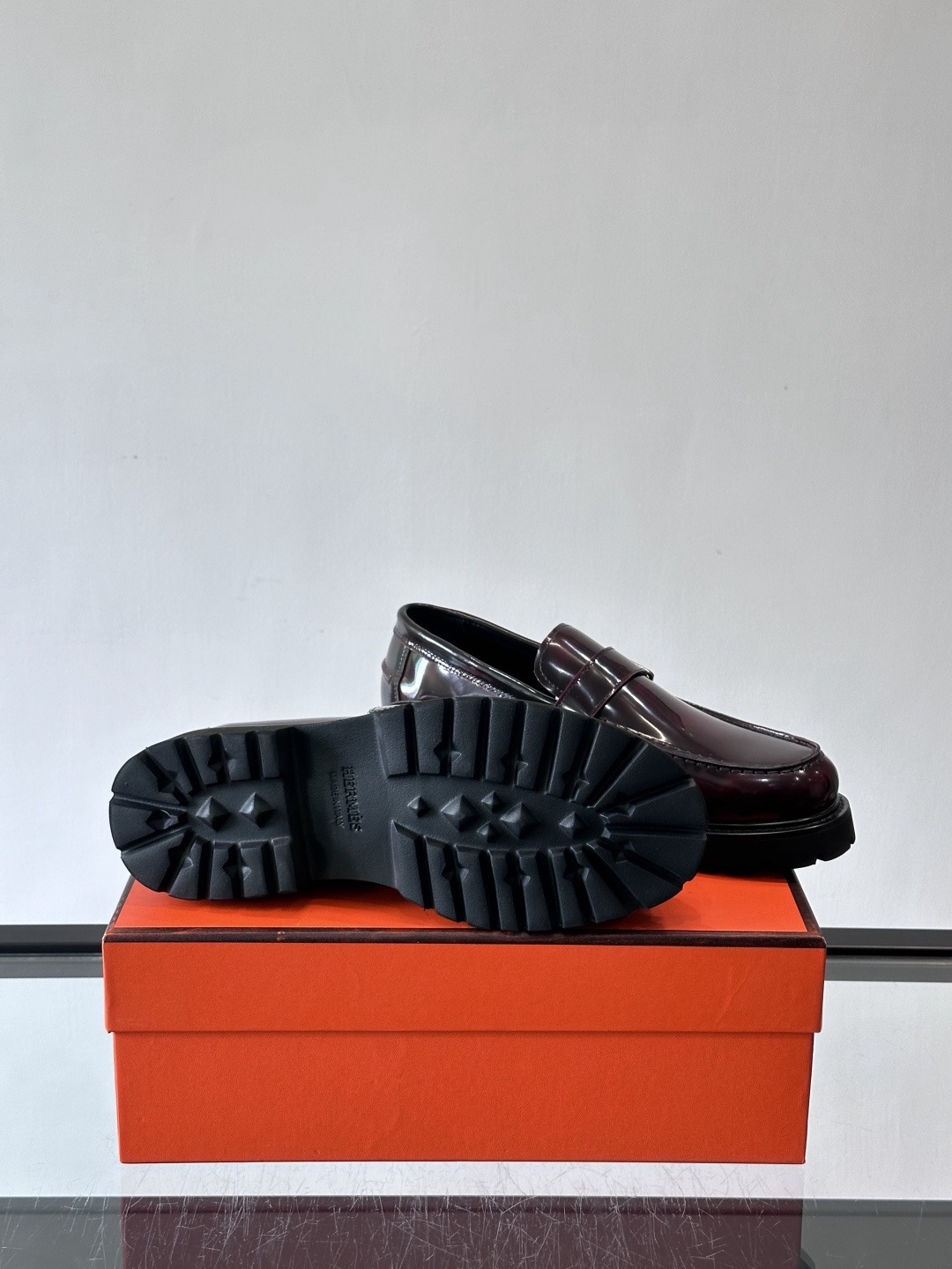 Лоферы мужские в стиле Hermes из лакированной кожи бордового цвета