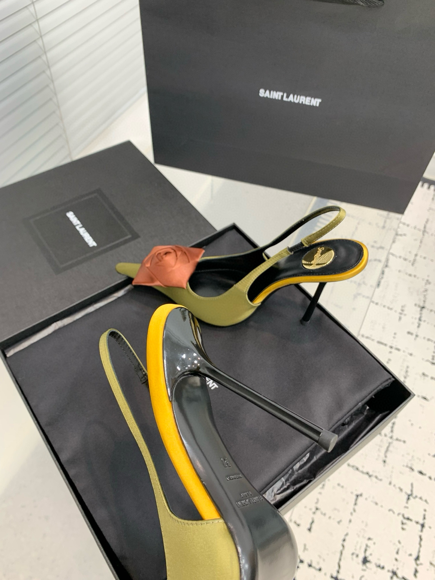 Туфли женские Saint Laurent с цветком slingback оливкового цвета с терракотовым декором