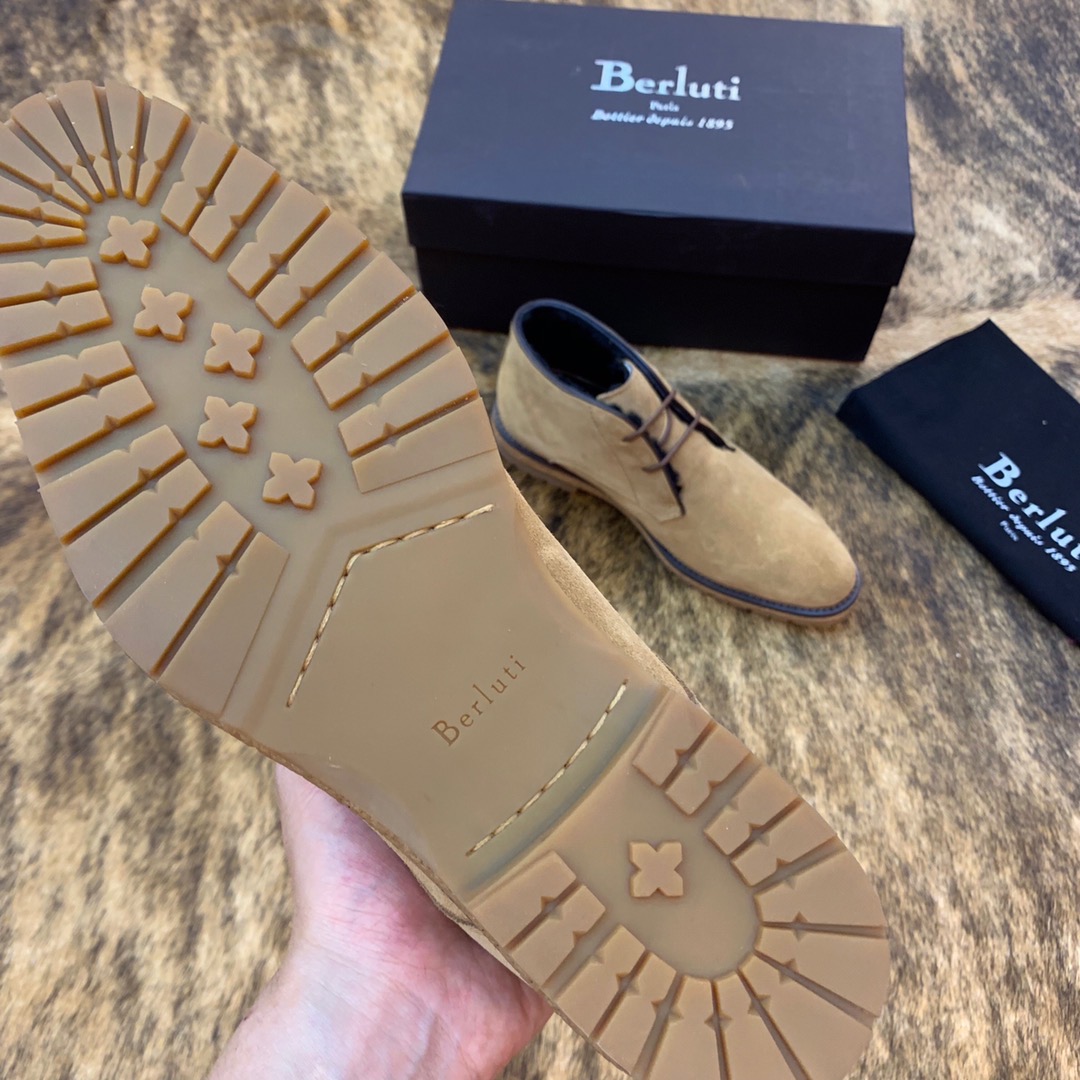 Ботинки мужские в стиле Berluti Chukka бежевого цвета