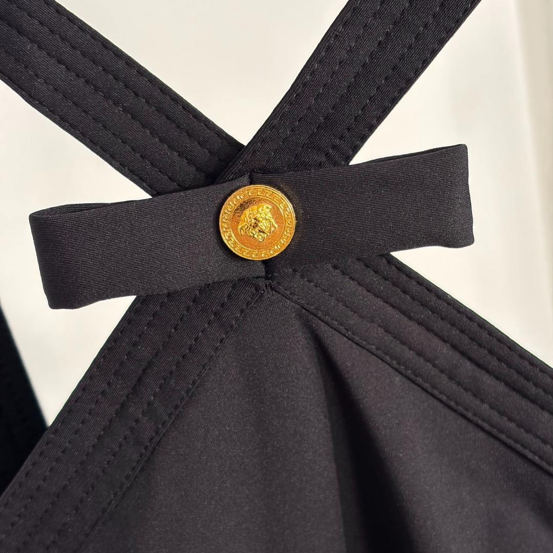 Купальник женский в стиле Versace слитный чёрного цвета с декоративной фурнитурой