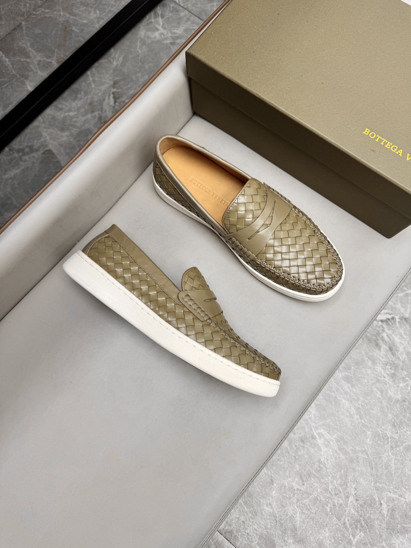 Слипоны мужские в стиле Bottega Veneta Intrecciato оливкового цвета