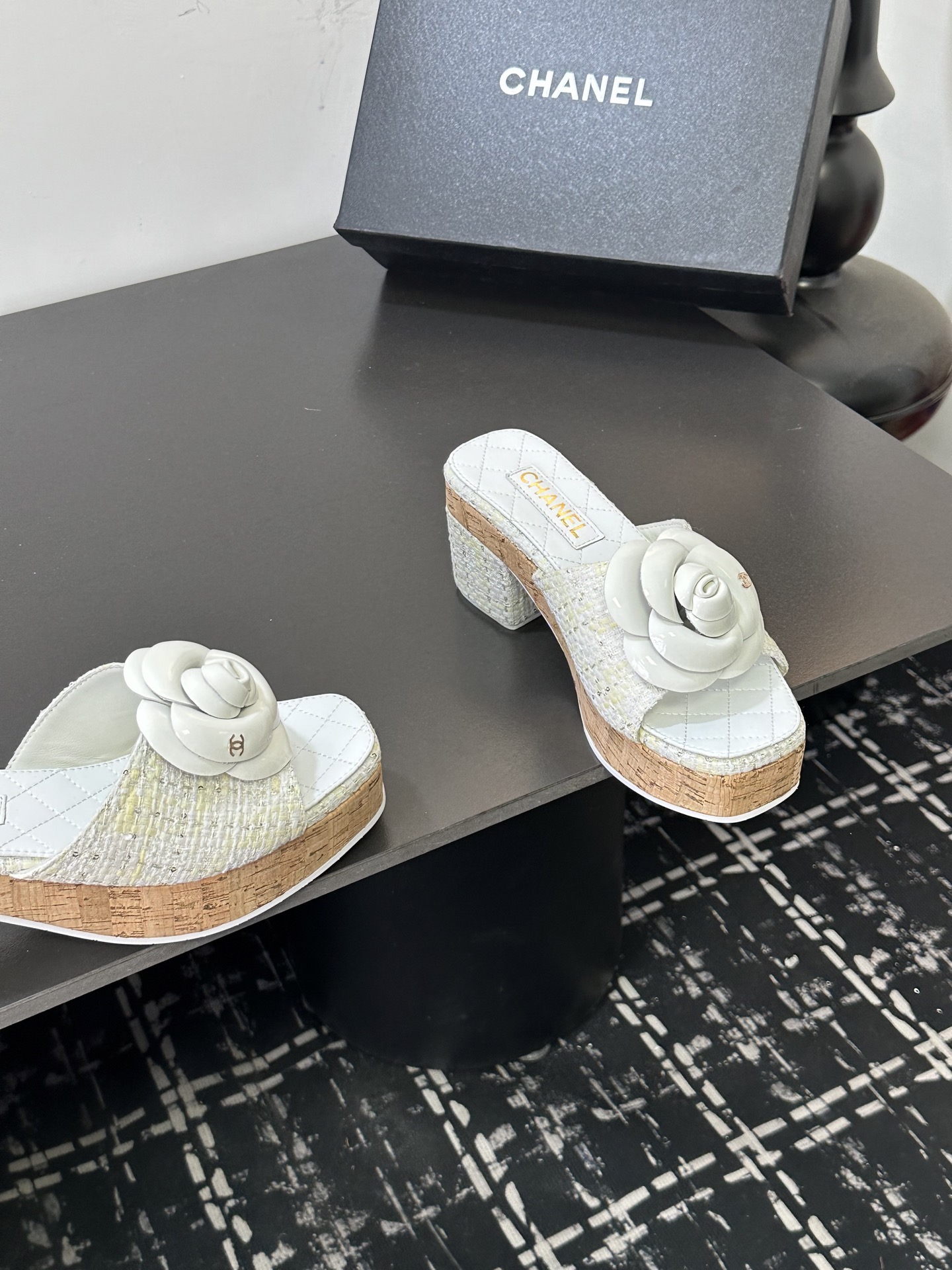 Мюли женские Chanel с цветком камелии белого цвета