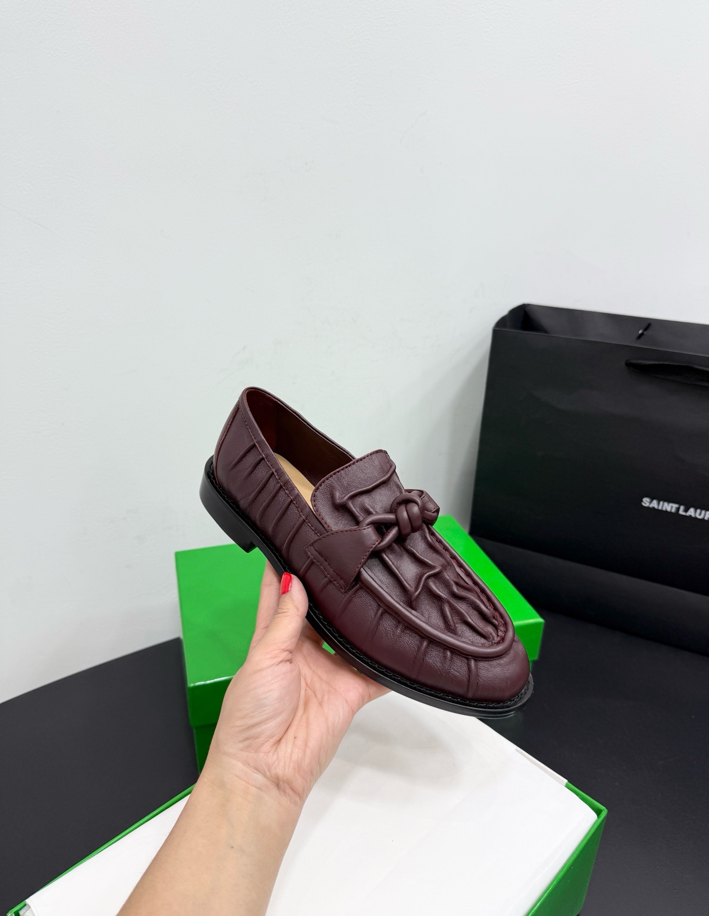 Лоферы женские Bottega Veneta Astaire бордового цвета
