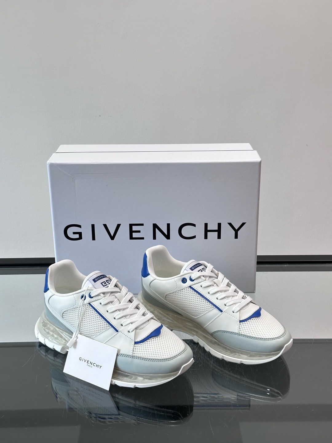 Кроссовки мужские Givenchy белого цвета с синими деталями