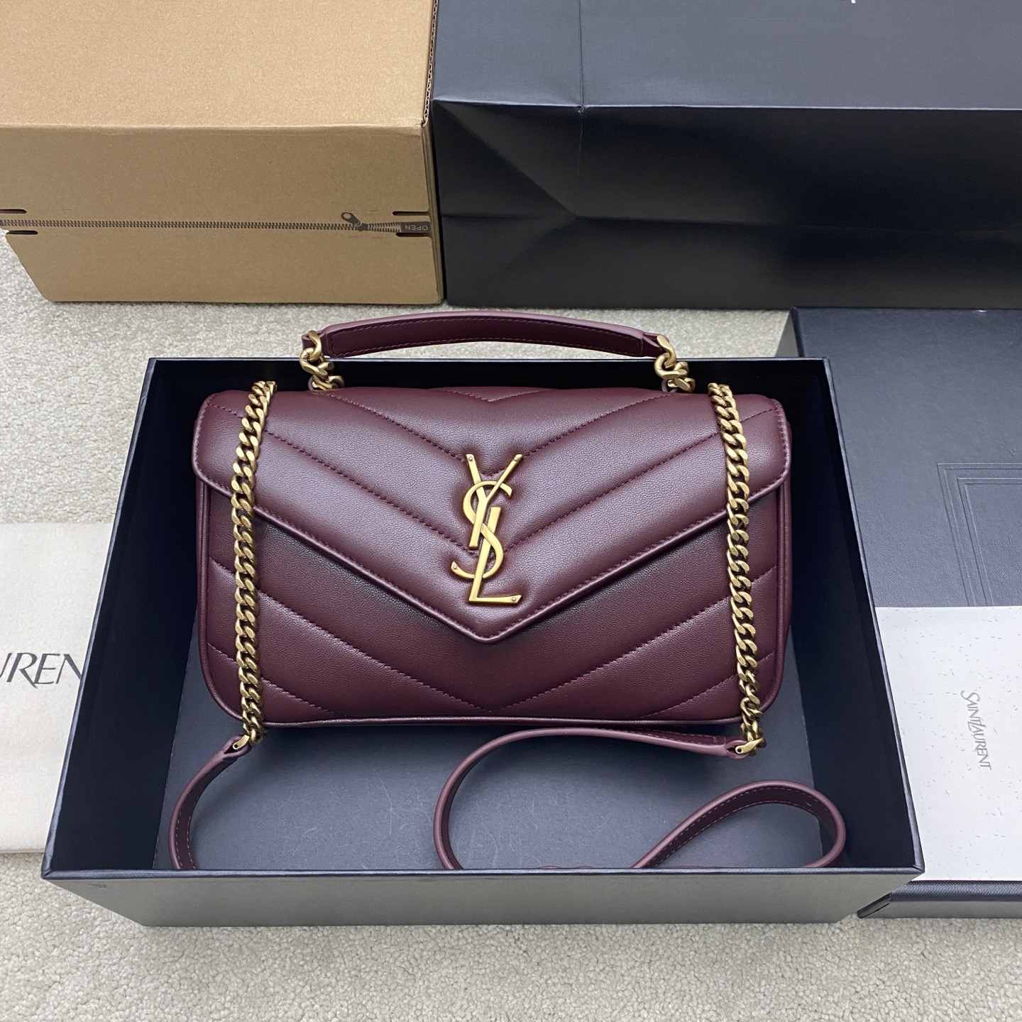 Сумка женская Saint Laurent LouLou бордового цвета