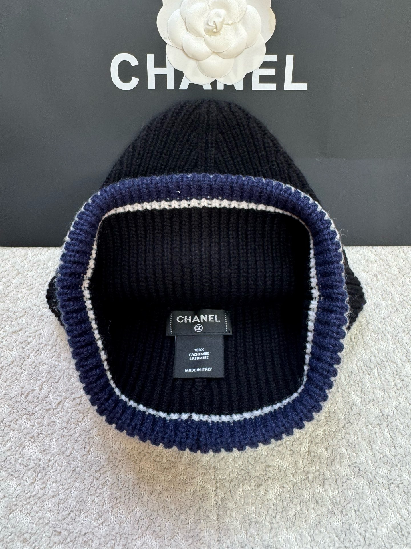 Шапка женская Chanel чёрного цвета с вышитым логотипом