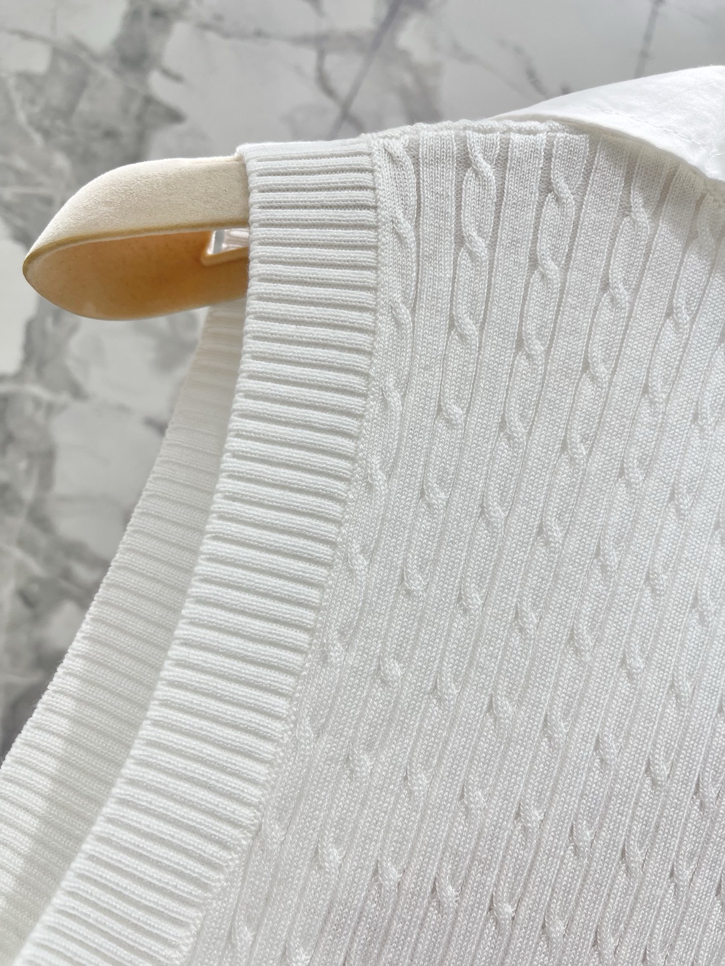 Топ женский в стиле Miu Miu вязаный с отложным воротником без рукавов белого цвета